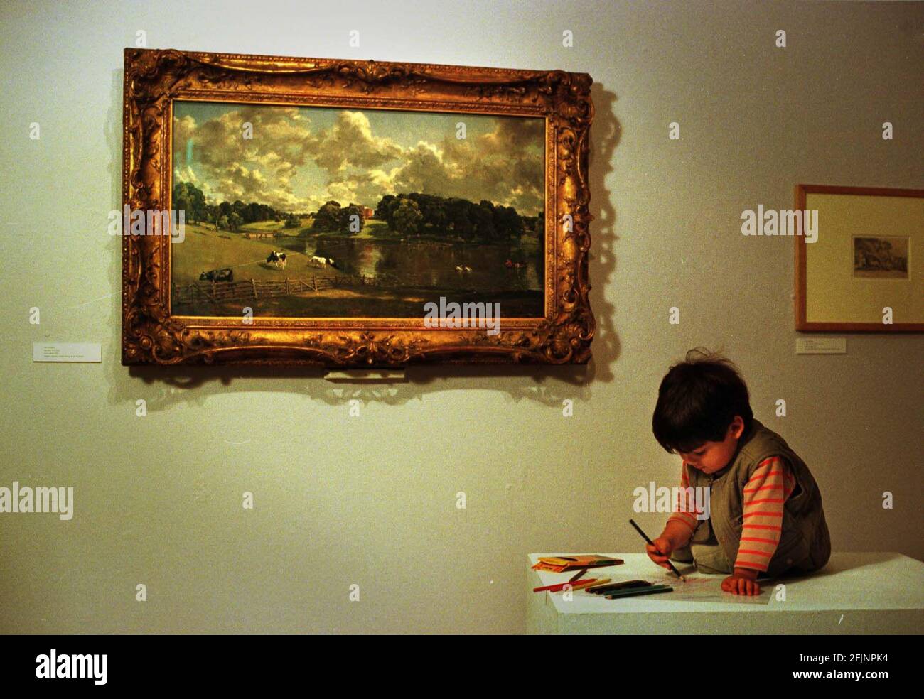 John Constable, âgé de 3 ans, le grand grand grand grand petit-fils du peintre en face du parc Wivenhoe à la galerie de l'université d'essex. Banque D'Images