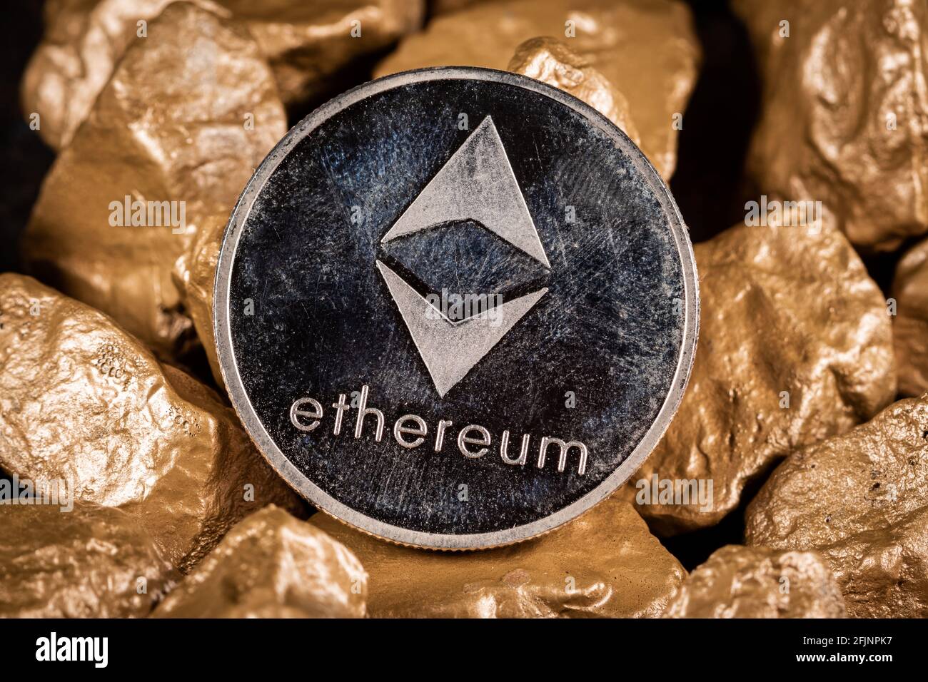 Crypto-monnaie d'Ethereum avec pépites d'or. Concept d'investissement et de stockage de valeur. Banque D'Images