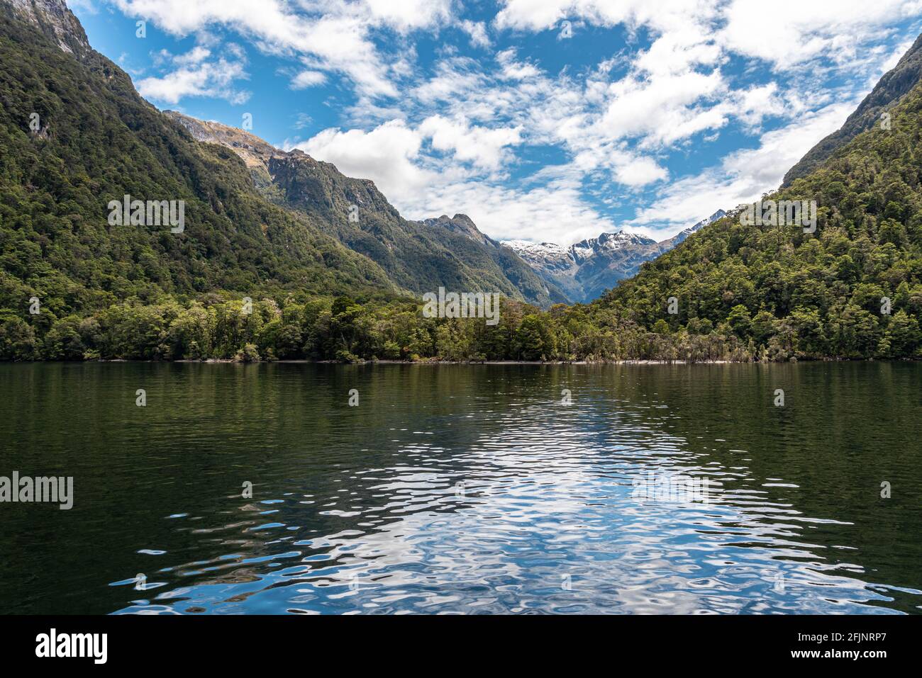 Magnifique paysage de montagne entourant le lac te Anau, île du Sud de la Nouvelle-Zélande Banque D'Images