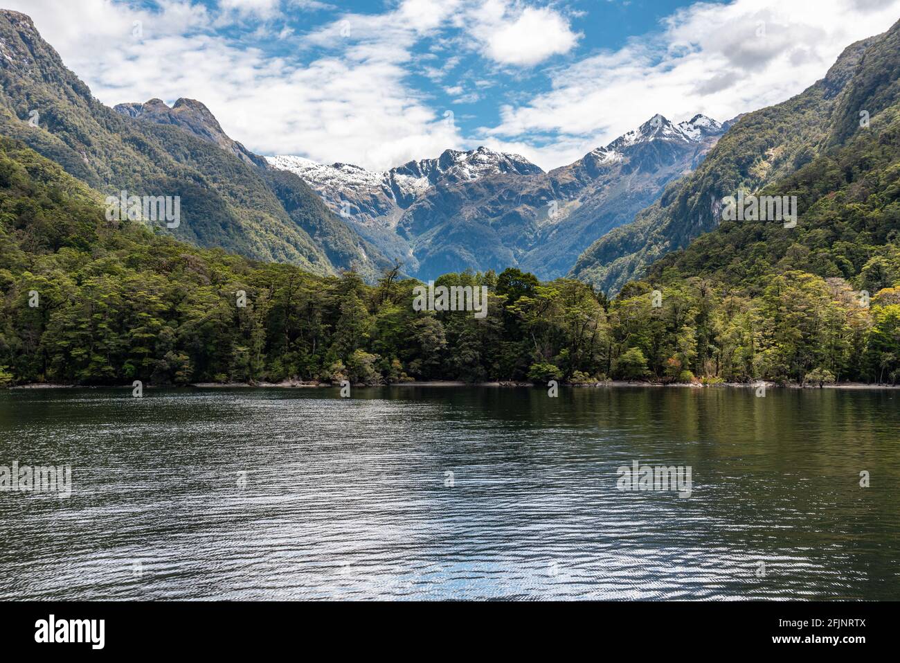 Magnifique paysage de montagne entourant le lac te Anau, île du Sud de la Nouvelle-Zélande Banque D'Images