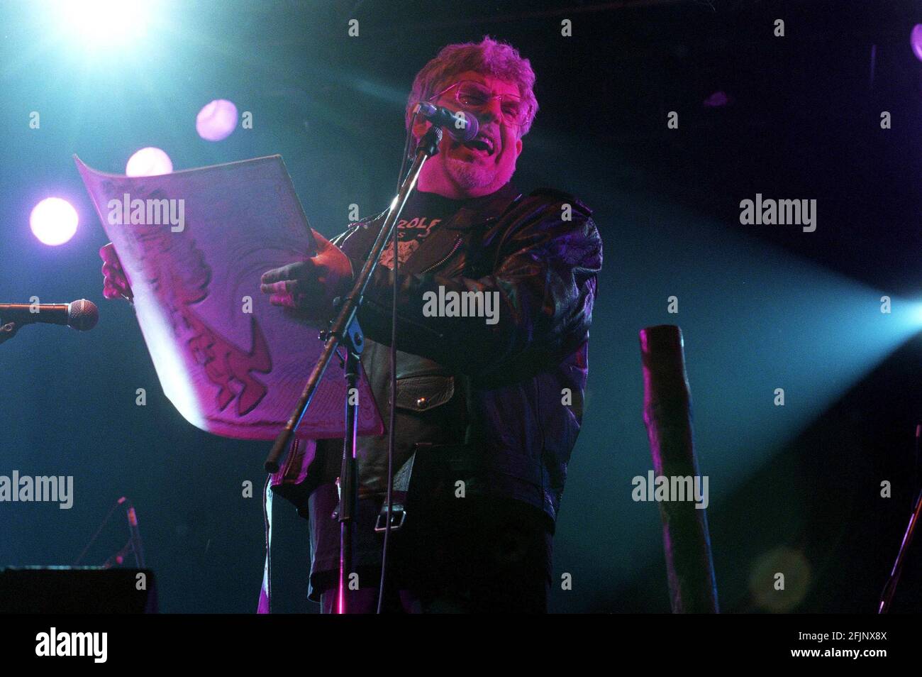 ROLF HARRIS JOUE GLASTONBURYBY TOM PILSTON CLASSÉ PAR: The Independent Picture Library Independent House 191 Marsh Wall Londres E14 9RS 020 7005 2777 Banque D'Images