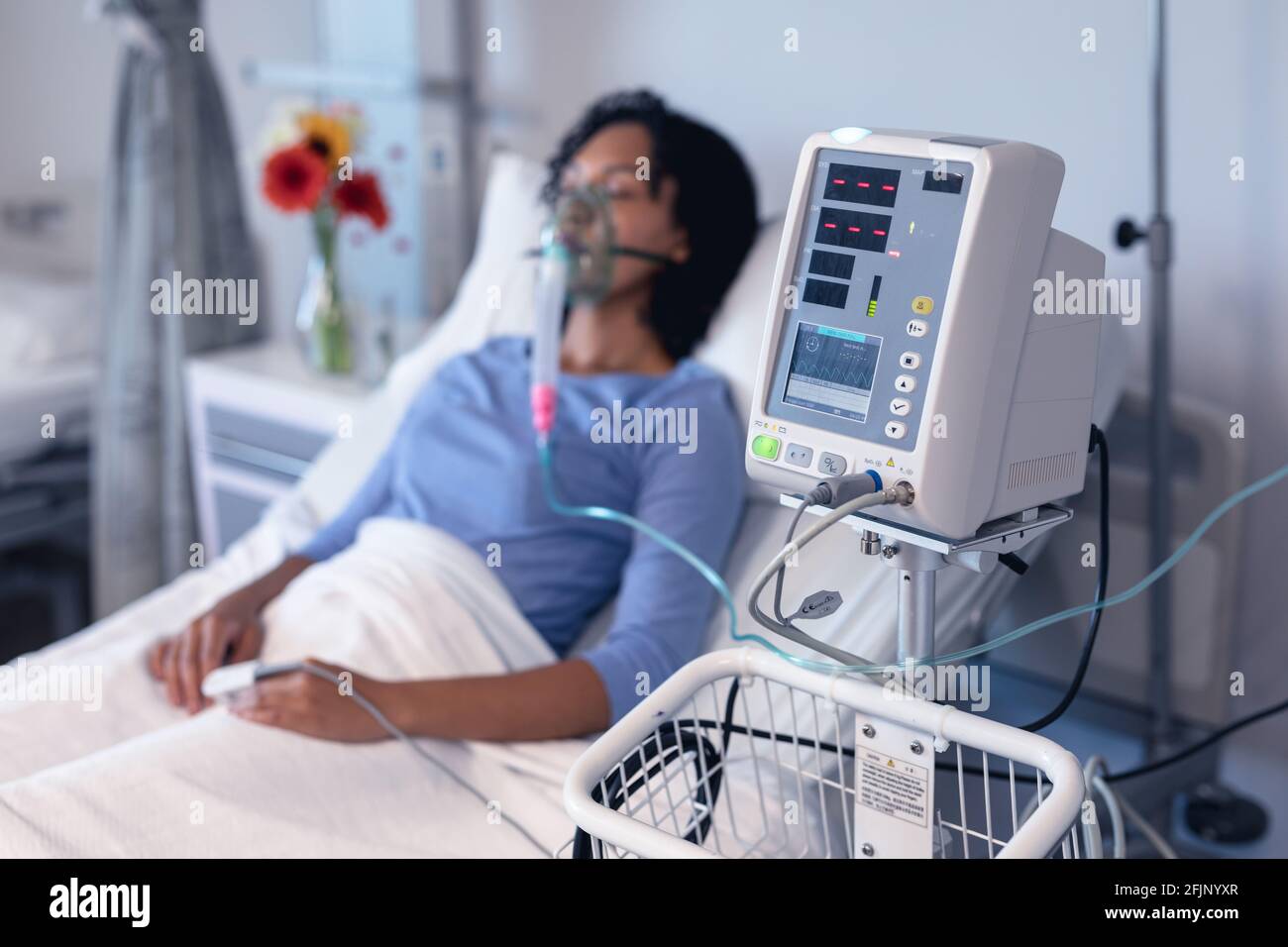 Moniteur de ventilation et patiente afro-américaine dans un lit d'hôpital  avec ventilateur à oxygène Photo Stock - Alamy