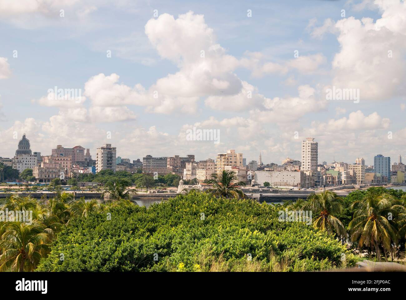 Vue sur le port de la Havane et la ligne d'horizon depuis la banlieue de Casablanca, Regla Banque D'Images