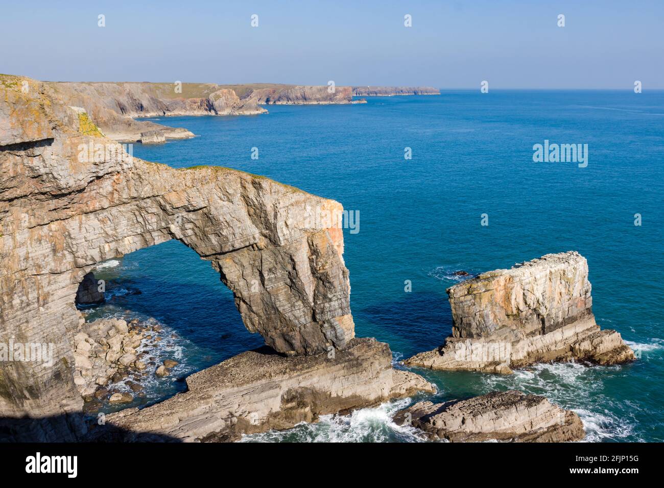 Belle arche naturelle et côte sauvage de l'océan (Green Bridge of Wales, Castlemartin, Pembroke) Banque D'Images