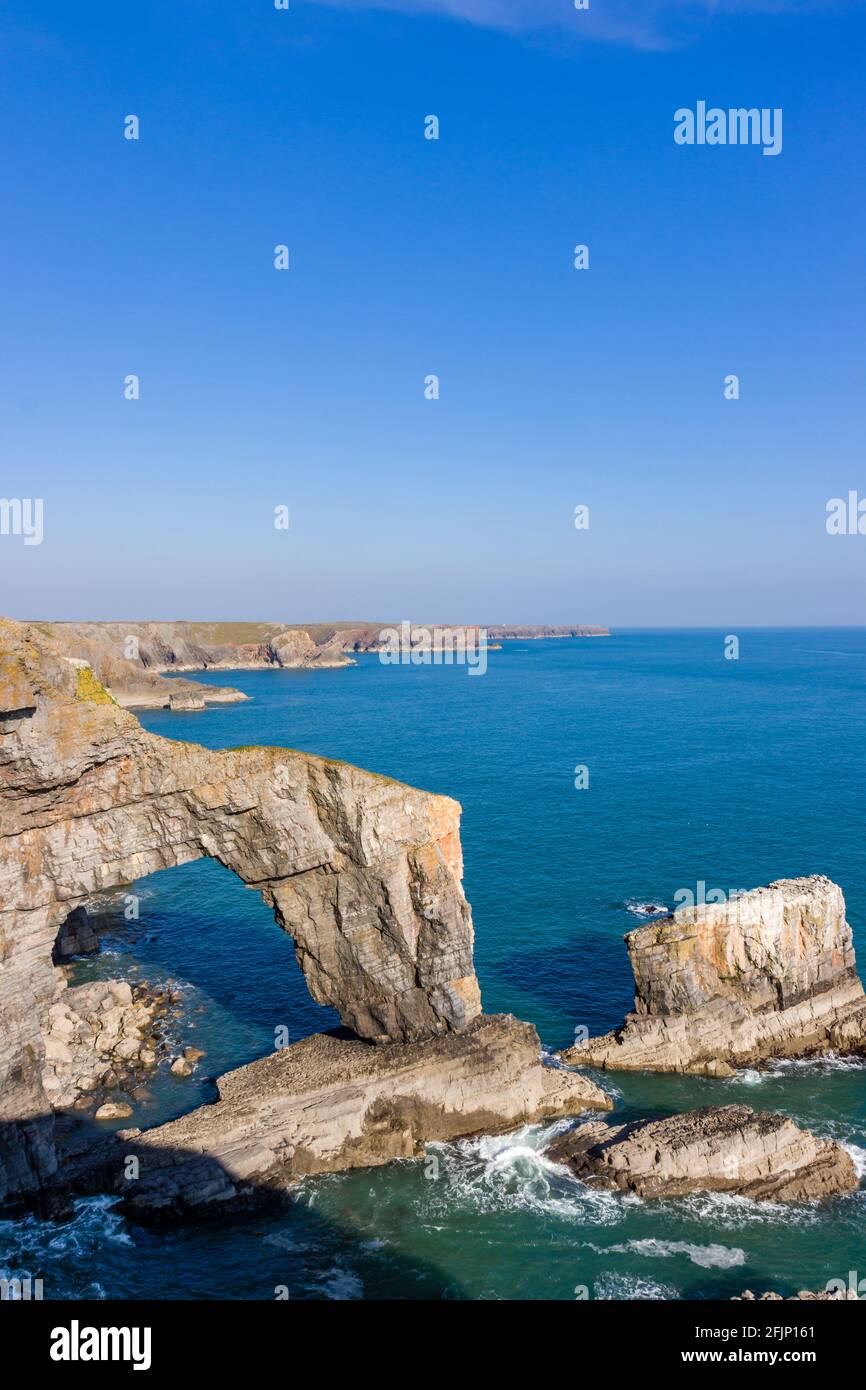 Belle arche naturelle et côte sauvage de l'océan (Green Bridge of Wales, Castlemartin, Pembroke) Banque D'Images