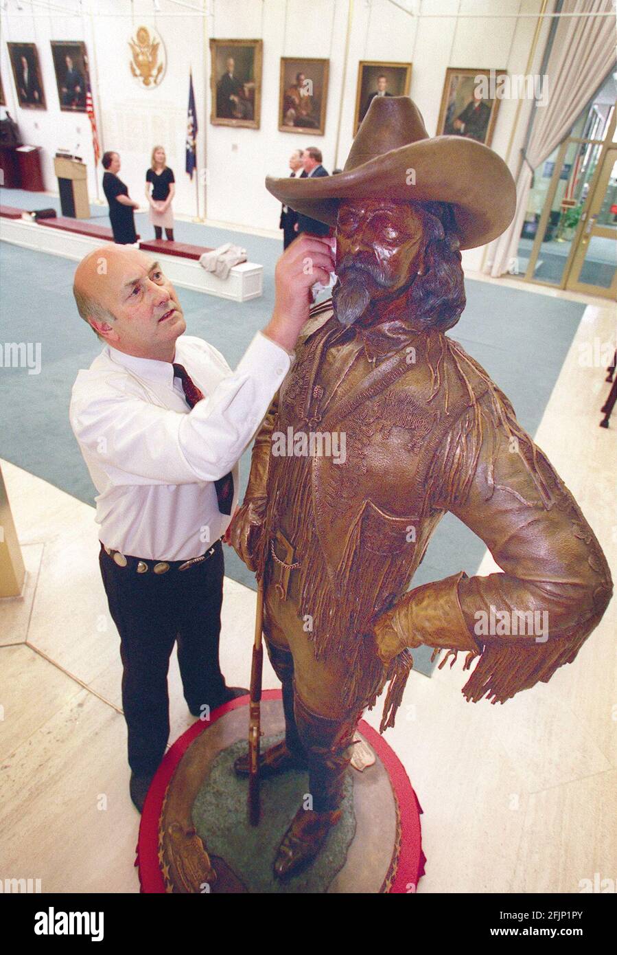 Statue du colonel William F Cody aka Buffalo Bill May 1998 créé par l'artiste britannique Bryan Mickleburgh et donné comme Un cadeau sera bientôt exposé dans un Nebraska Parc public à United Statespic par andrew buurman Banque D'Images