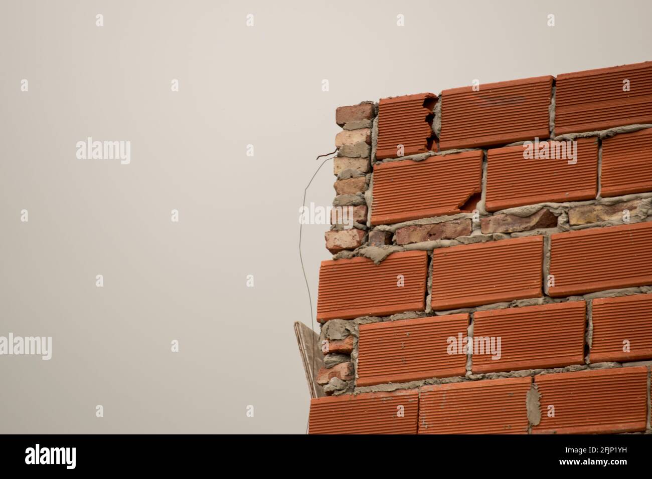 Bâtiment en construction. Mur de briques creux Banque D'Images