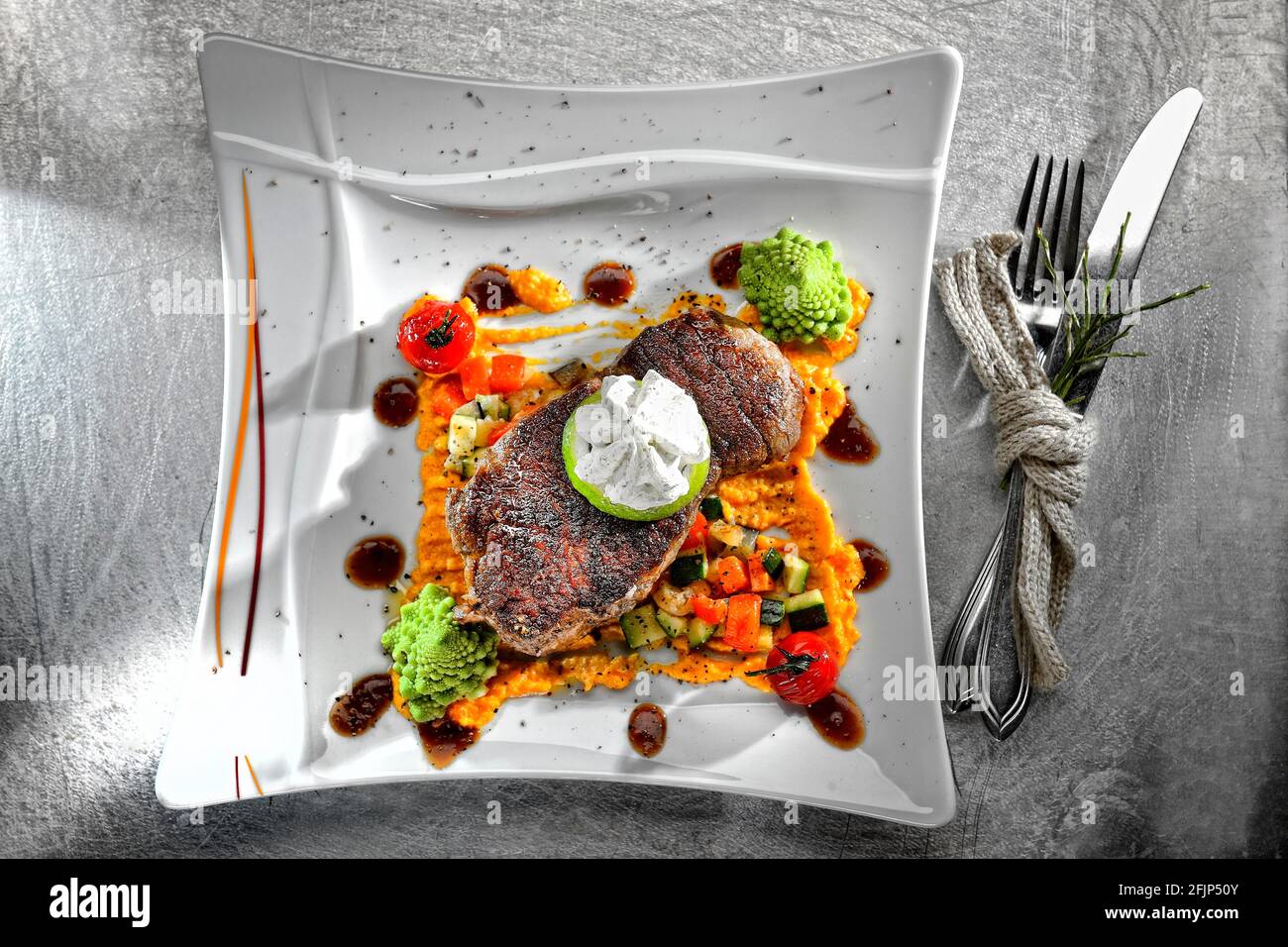 Steak de rousse, beurre aux herbes et légumes, servi sur une assiette Banque D'Images