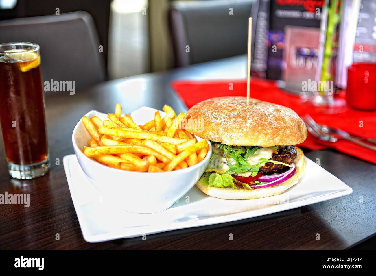 Hamburger avec frites, hamburger de bœuf grillé Banque D'Images