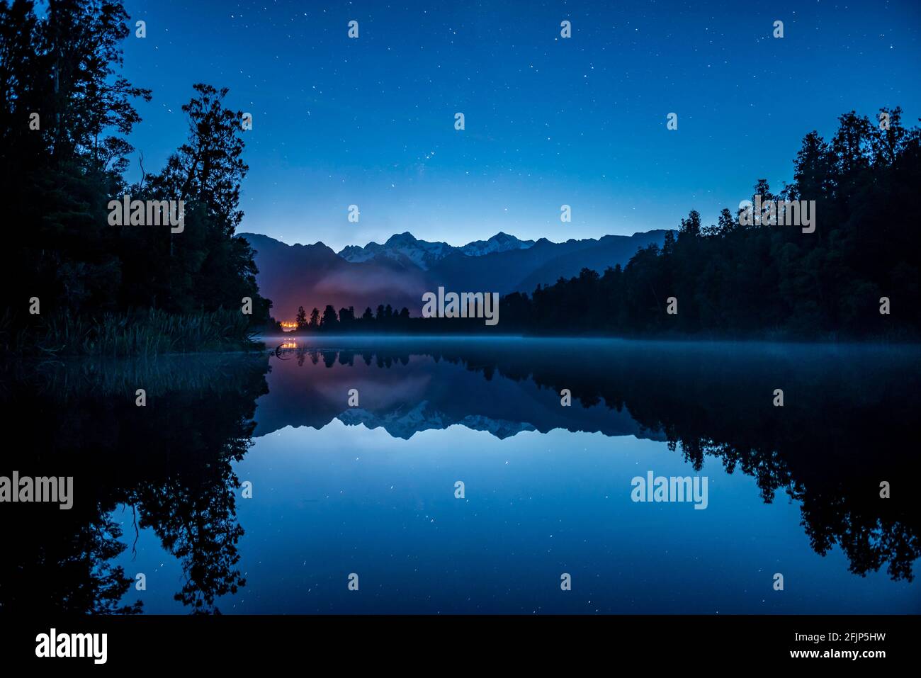 Vue sur le Mont Cook et le Mont Tasman avec ciel étoilé, reflet dans le lac Matheson, parc national de Westland, Alpes néo-zélandaises, région de la côte ouest, sud Banque D'Images