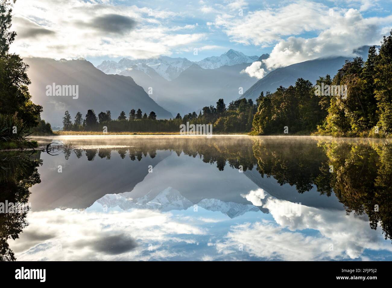 Vue sur le Mont Cook et le Mont Tasman dans la lumière du matin, réflexion dans le lac Matheson, parc national de Westland, Alpes néo-zélandaises, région de la côte ouest, sud Banque D'Images
