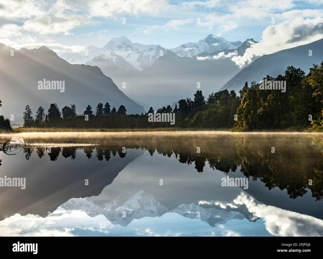 Vue sur le Mont Cook et le Mont Tasman dans la lumière du matin, réflexion dans le lac Matheson, parc national de Westland, Alpes néo-zélandaises, région de la côte ouest, sud Banque D'Images