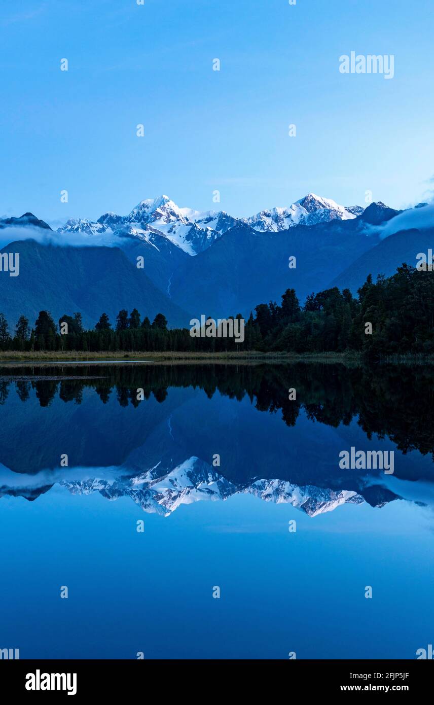 Vue du matin sur le Mont Cook et le Mont Tasman, reflet sur le lac Matheson, le parc national de Westland, les Alpes néo-zélandaises, la région de la côte ouest, l'île du Sud Banque D'Images