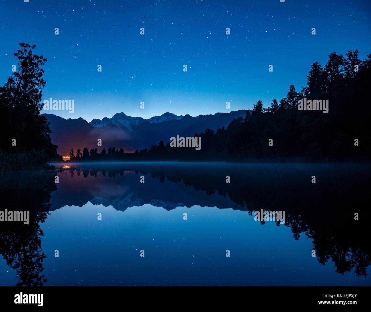 Vue sur le Mont Cook et le Mont Tasman avec ciel étoilé, reflet dans le lac Matheson, parc national de Westland, Alpes néo-zélandaises, région de la côte ouest, sud Banque D'Images