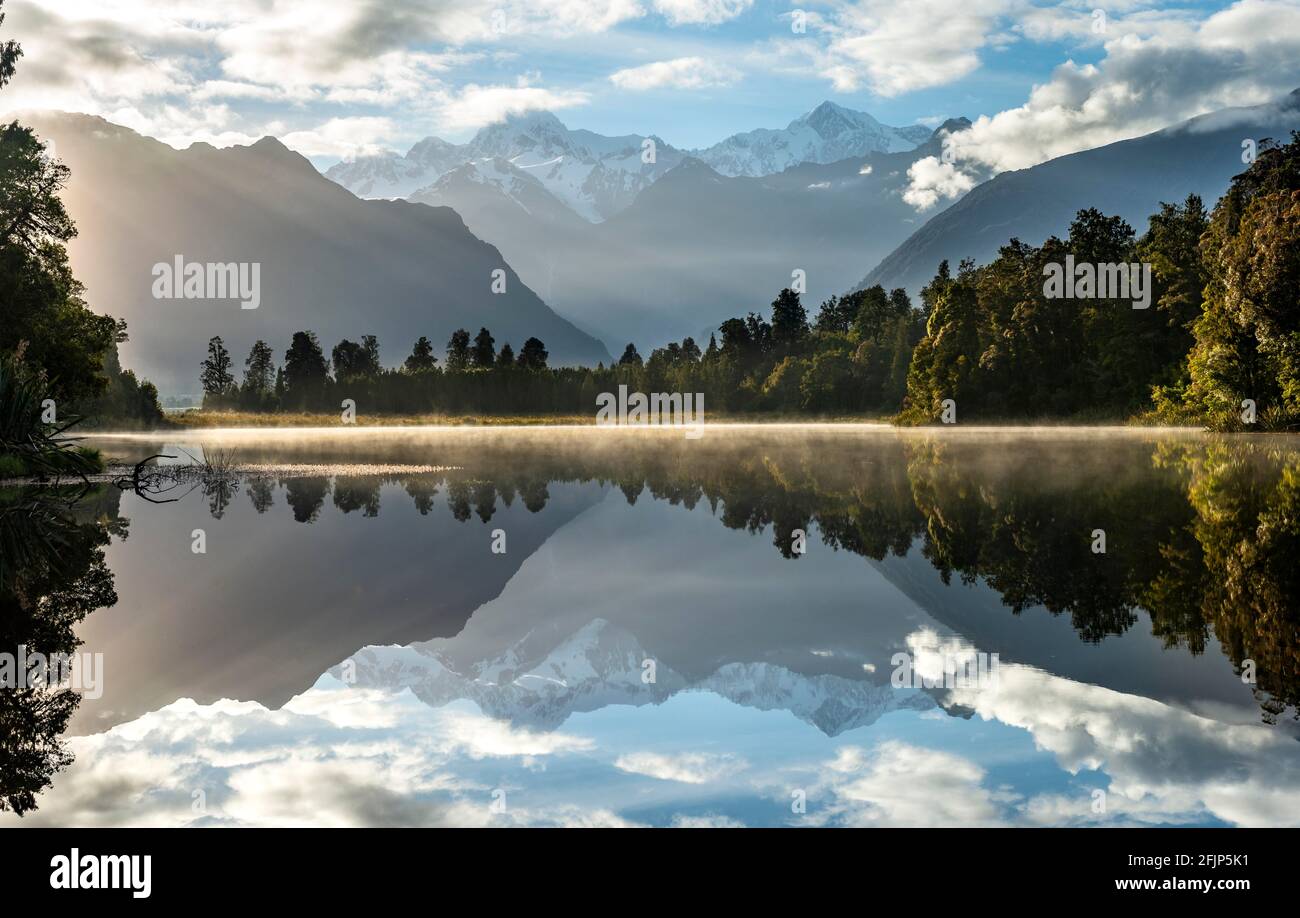 Vue sur le Mont Cook et le Mont Tasman dans la lumière du matin, réflexion dans le lac Matheson, parc national de Westland, Alpes néo-zélandaises, région de la côte ouest, sud Banque D'Images