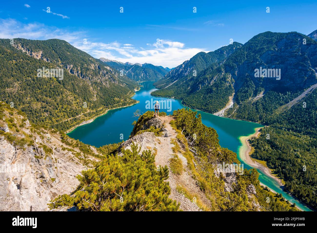 Randonneur regardant Plansee, montagnes avec lac, Alpes d'Ammergau, quartier Reutte, Tyrol, Autriche Banque D'Images