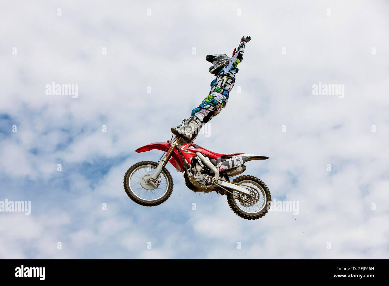 Motocross cavalier sautant devant le ciel nuageux, Biberach, Bade-Wurtemberg, Allemagne Banque D'Images