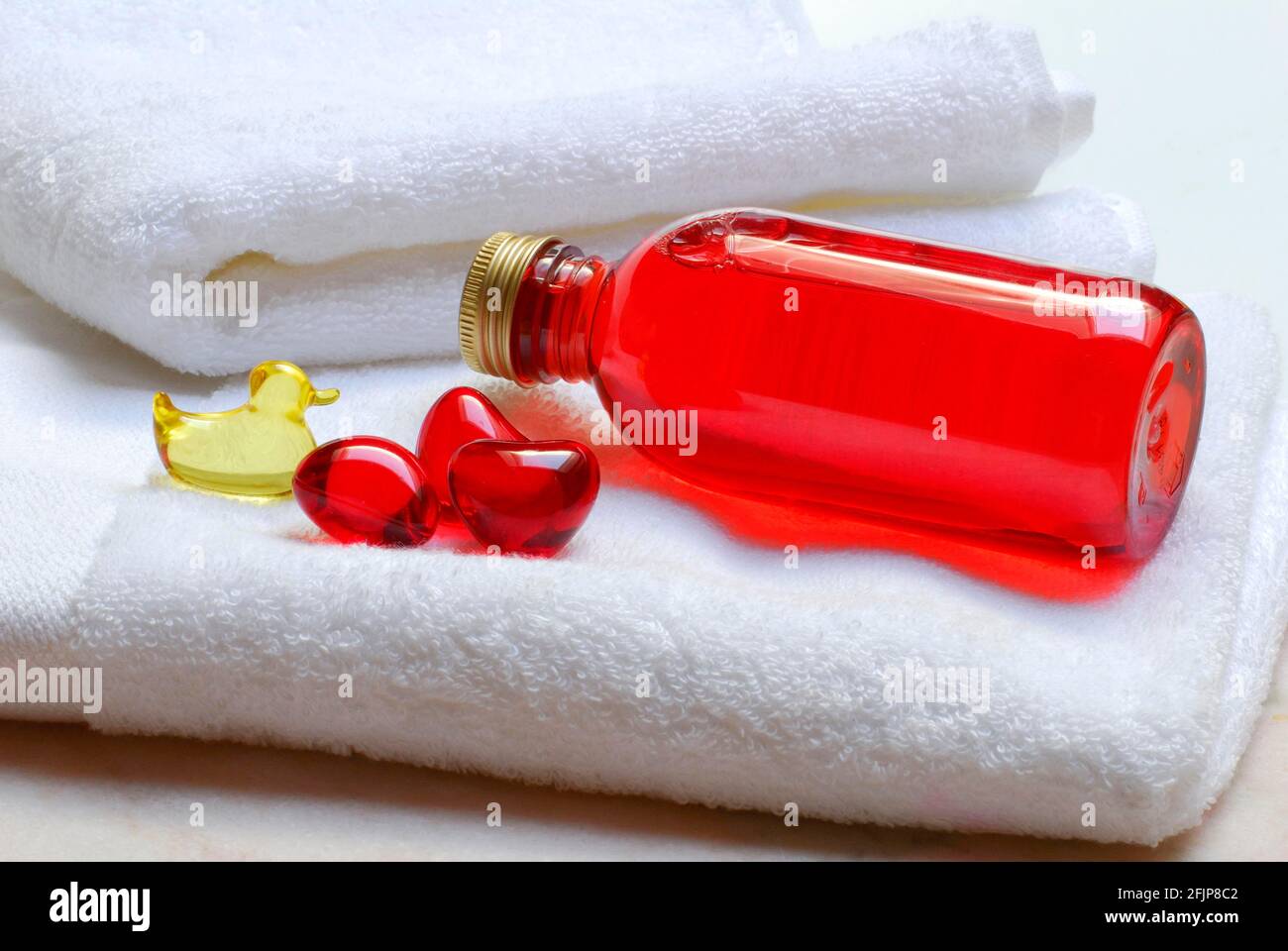 Savon liquide et perles de bain, savon, serviette, additif de bain Banque D'Images