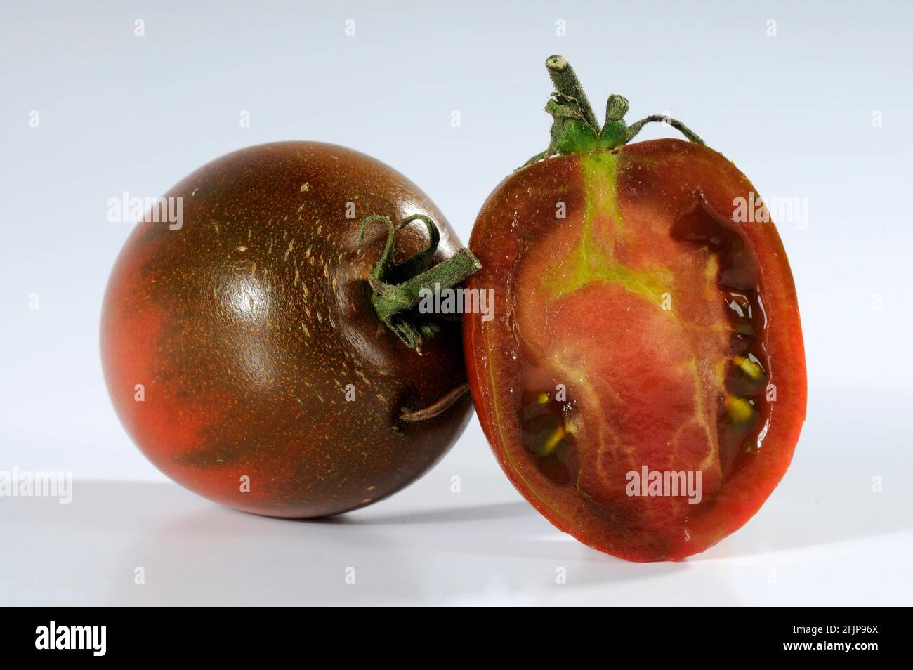 Tomates (Solanum lycopersicum) tomate de boeuf violet, tomate de boeuf Banque D'Images