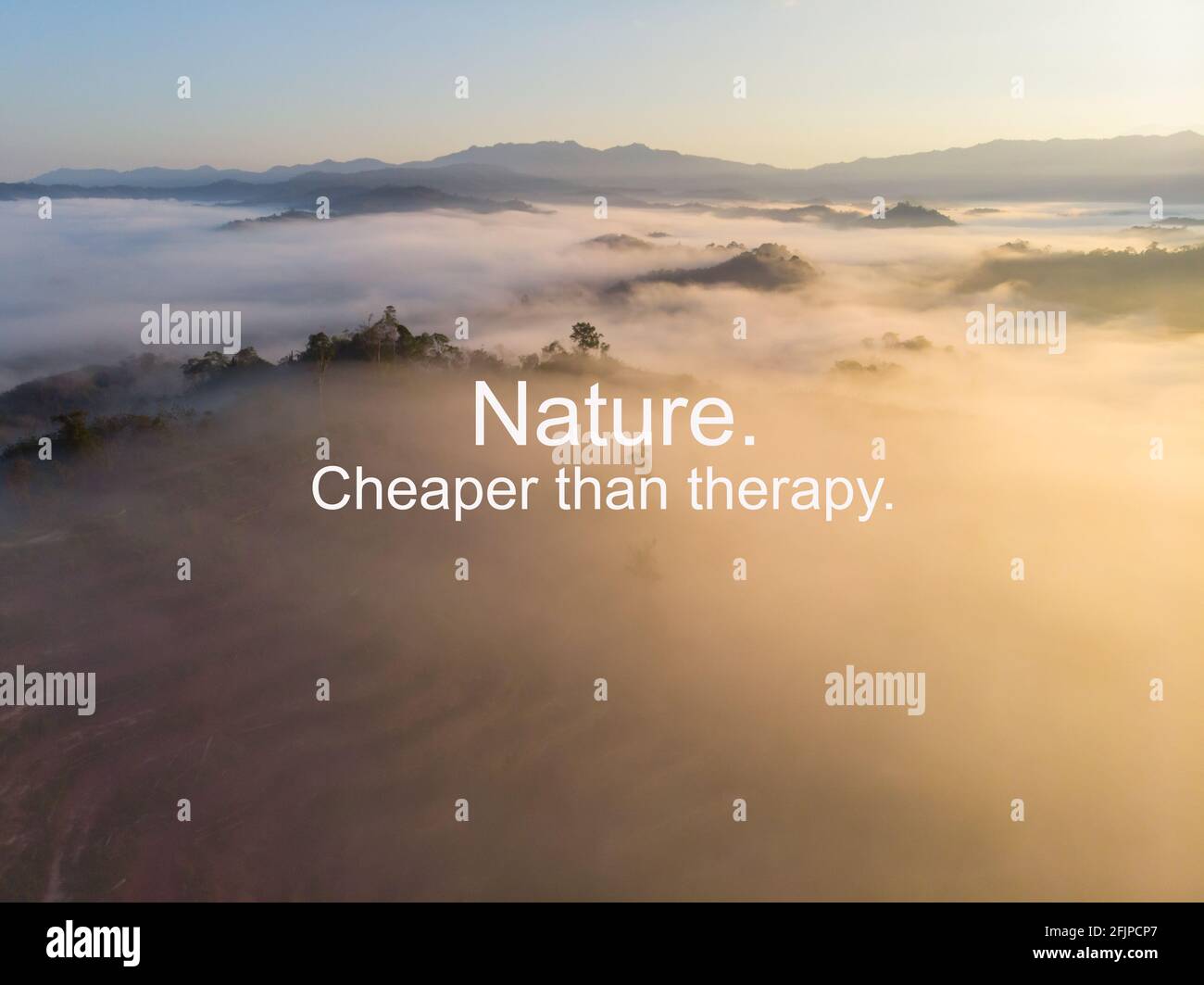 Citations inspirantes de la vie - « nature moins chère que Theraphy » avec la nature vue sur le paysage aérien. Banque D'Images