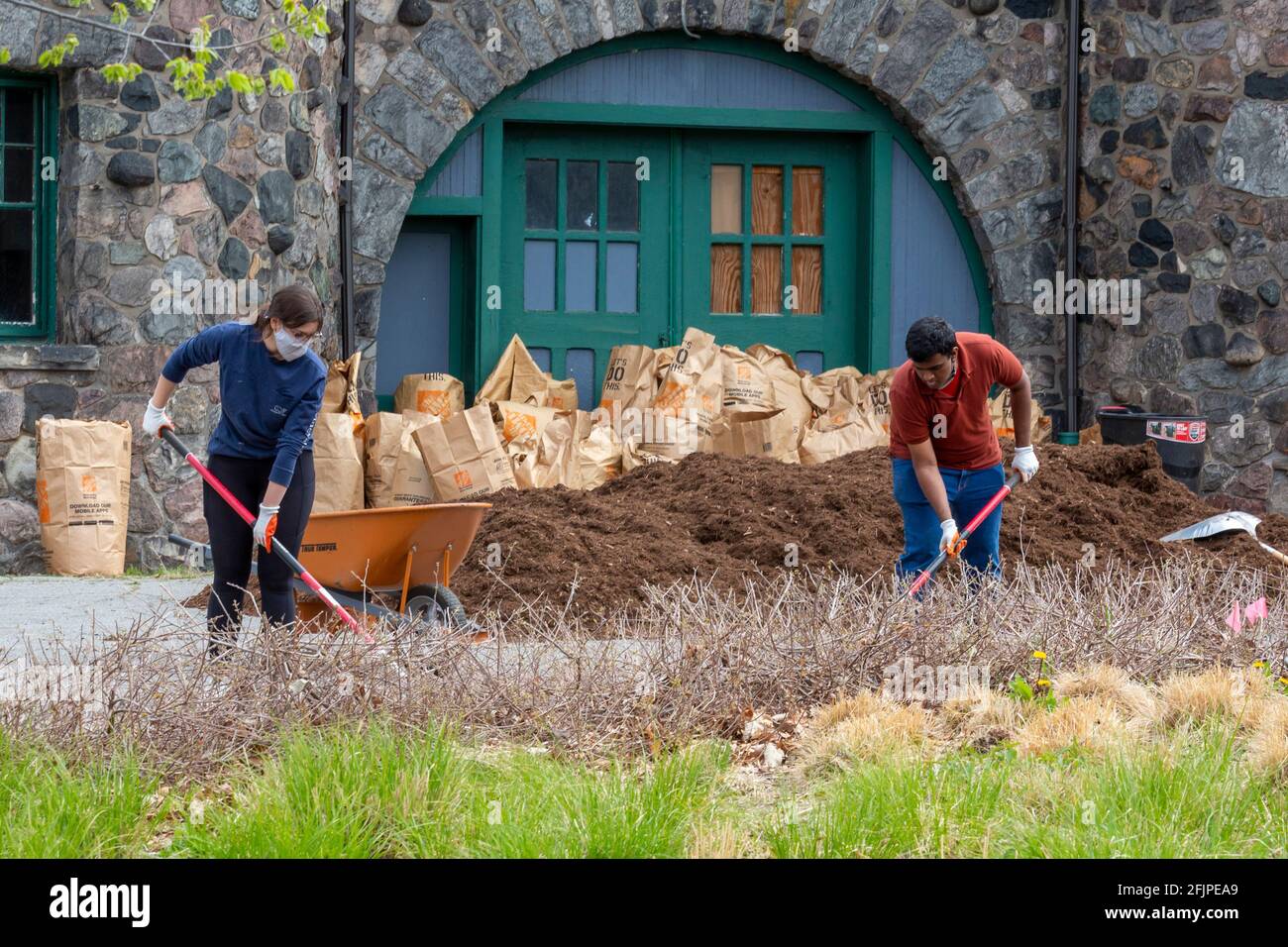 Detroit, Michigan - pendant la semaine de la Terre, des bénévoles nettoient le parc Rotary, un jardin de plantes indigènes du parc national Belle Isle. Le parc est un projet de M. Banque D'Images