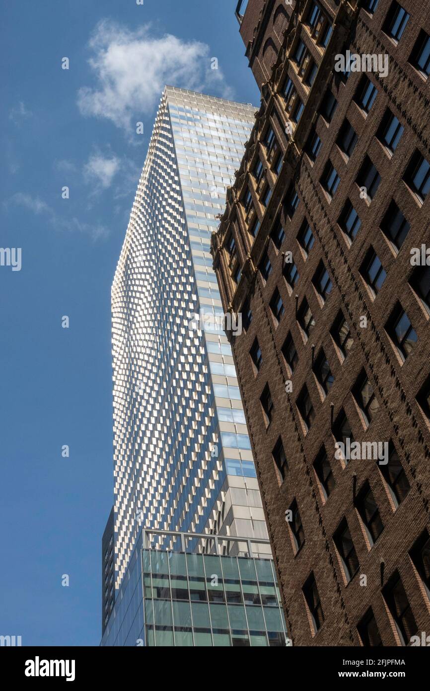 300 Madison Avenue est une tour moderne dont la façade en verre miroir est rayée avec des ailettes en acier, New York City, Etats-Unis Banque D'Images