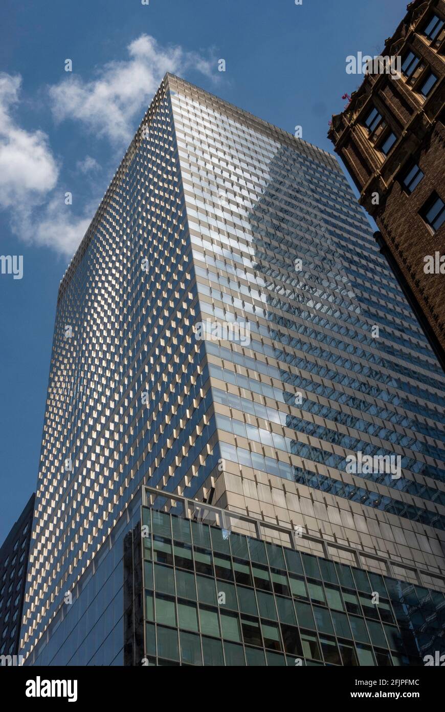 300 Madison Avenue est une tour moderne dont la façade en verre miroir est rayée avec des ailettes en acier, New York City, USA 2021 Banque D'Images