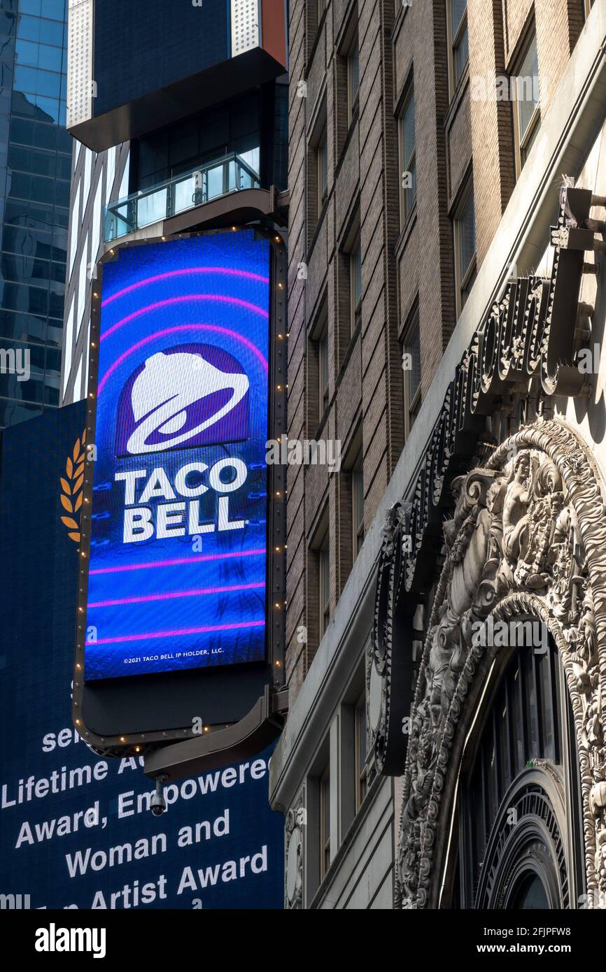 Taco Bell ouvre un restaurant "numérique seulement" dans Times Square qui sert Booze, NYC, Etats-Unis Banque D'Images