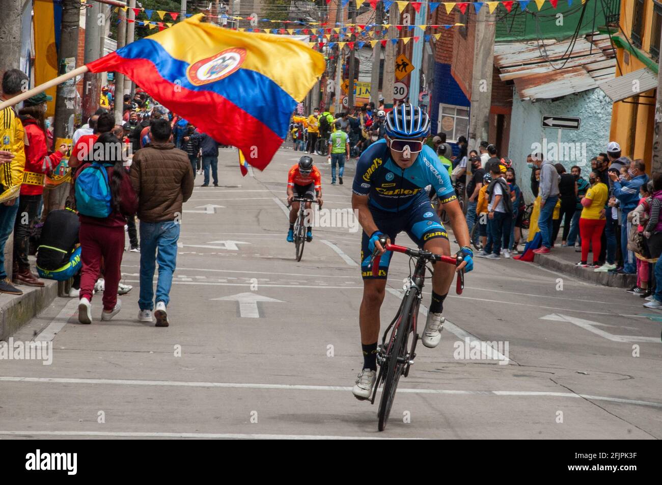 Bogota, Cundinamarca, Colombie. 25 avril 2021. Les cyclistes participent à la dernière étape de la course Vuelta a Colombia 2021, dans les rues de Bogota, Colombie le 25 avril 2021 gagné par le ciclaste colombien Tito Hernandez. Credit: Maria Jose Gonzalez Beltran/LongVisual/ZUMA Wire/Alay Live News Banque D'Images