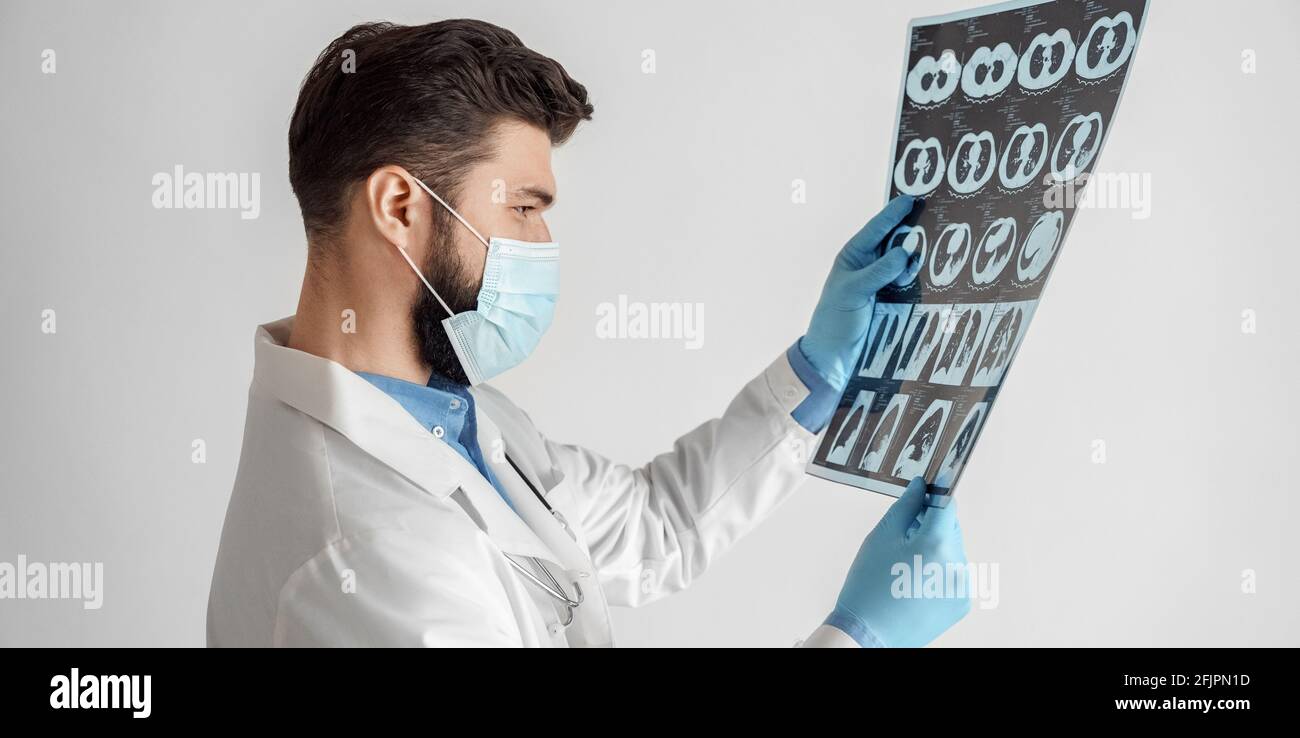 Portrait d'un médecin de sexe masculin examinant les poumons examen par tomographie informatisée à rayons X. Banque D'Images