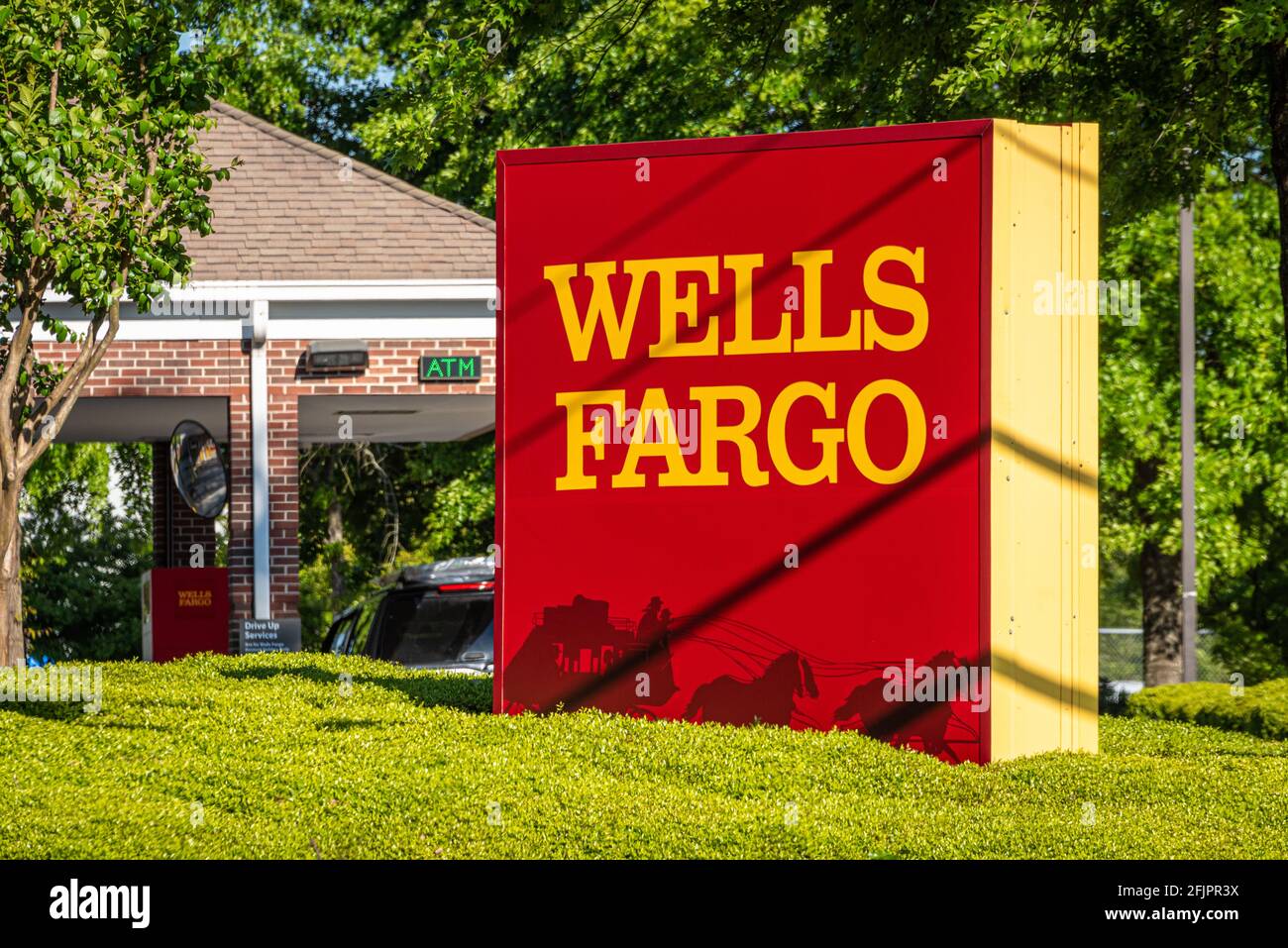 Succursale bancaire de Wells Fargo avec un client dans la voie de passage des guichets automatiques à Snellville (Metro Atlanta), Géorgie. (ÉTATS-UNIS) Banque D'Images