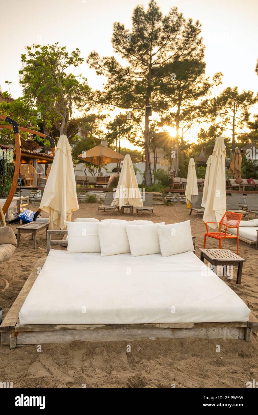 Grand lit double sur la plage à Kemer au coucher du soleil, Antalya, Turquie Banque D'Images