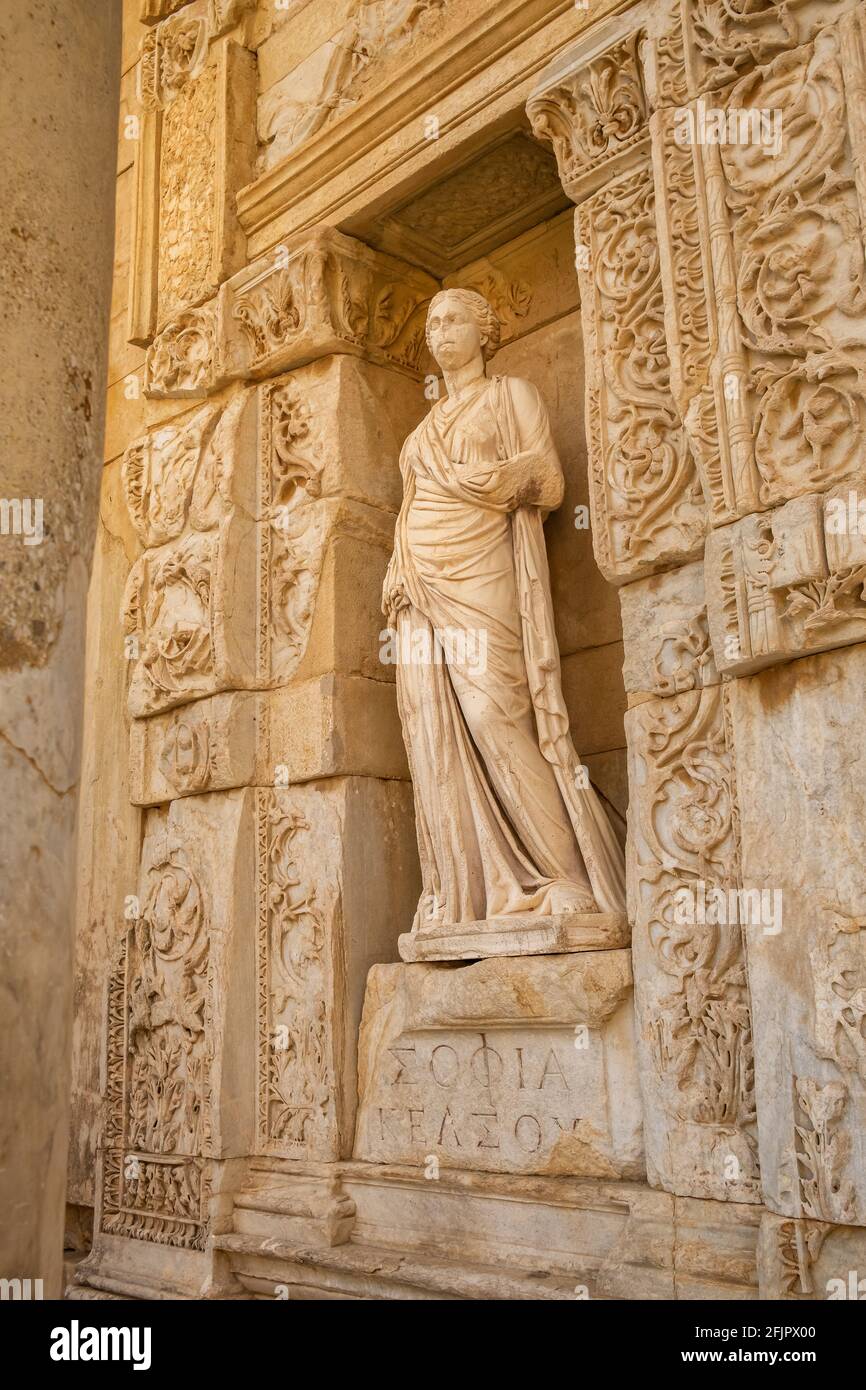 Statue antique à la façade de la Bibliothèque de Celsus dans l'ancienne ville d'Ephèse, Turquie Banque D'Images