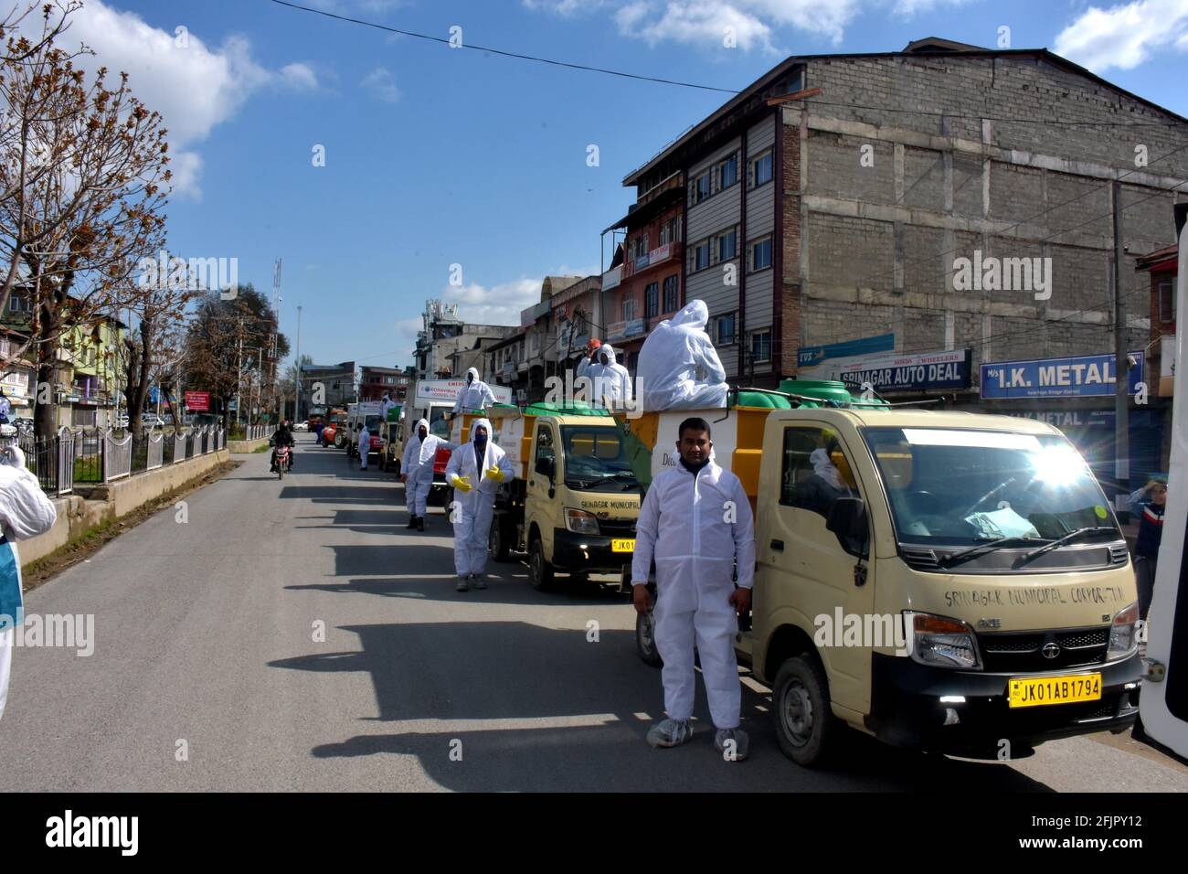 Srinagar, Jammu-et-cachemire Inde 07 août 2020. Fumigation des rues et des maisons par Kit portant des hommes guerriers assainissants et aussi des parties de srinagar c Banque D'Images