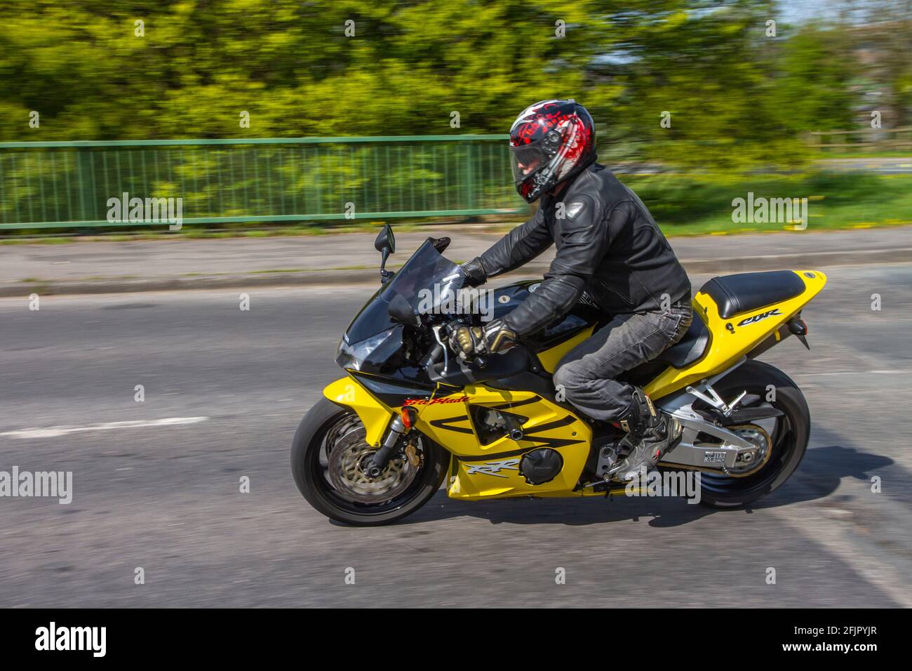 2003 jaune Honda CBR moto pilote ; transport à deux roues, motos, véhicule sur les routes britanniques, motos, motocyclistes pilotes à moteur à Manchester, Royaume-Uni Banque D'Images