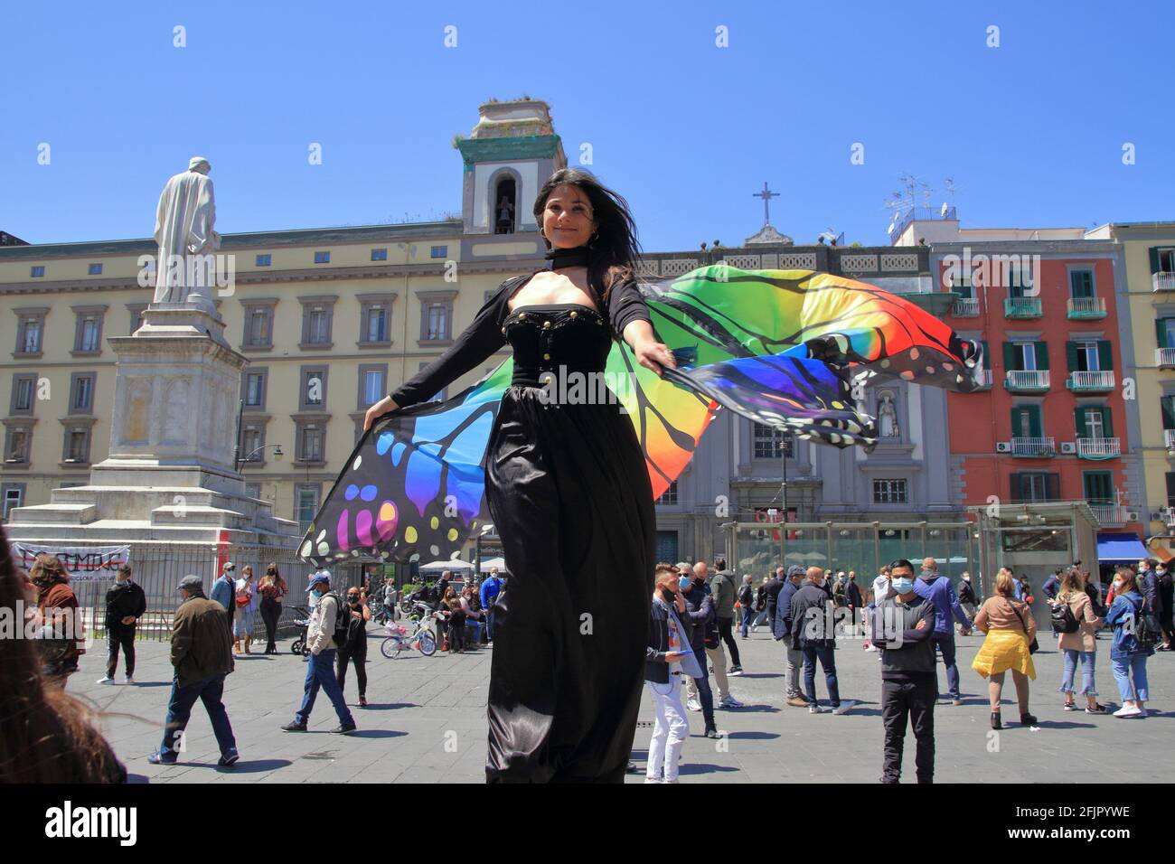 Naples, Italie. 25 avril 2021. Sur la Piazza Dante, des groupes musicaux et des artistes qui animent le centre historique de Naples, se sont arrangés pour donner vie à l'événement appelé 'Contropaura'. Une partie pour s'assurer que vous continuez à rêver de la réouverture d'une industrie trop longtemps fermée en raison de la pandémie, celle de l'art, de la musique et du divertissement. (Photo de Pasquale Senatore/Pacific Press) crédit: Pacific Press Media production Corp./Alay Live News Banque D'Images