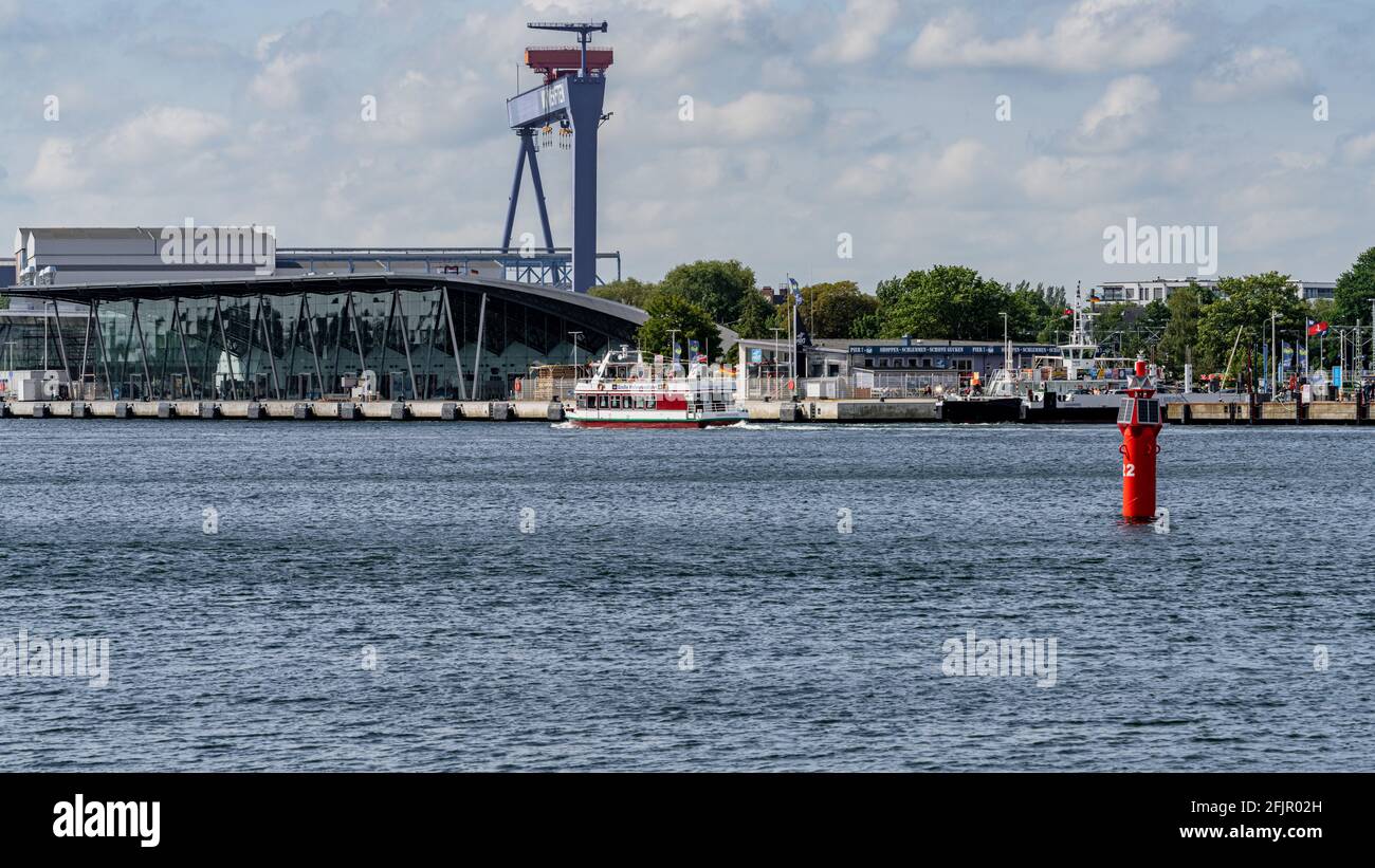 Rostock, Mecklembourg-Poméranie occidentale, Allemagne - 14 juin 2020: Vue de Hohe Duene vers Warnemuende avec le terminal de croisière sur la gauche Banque D'Images