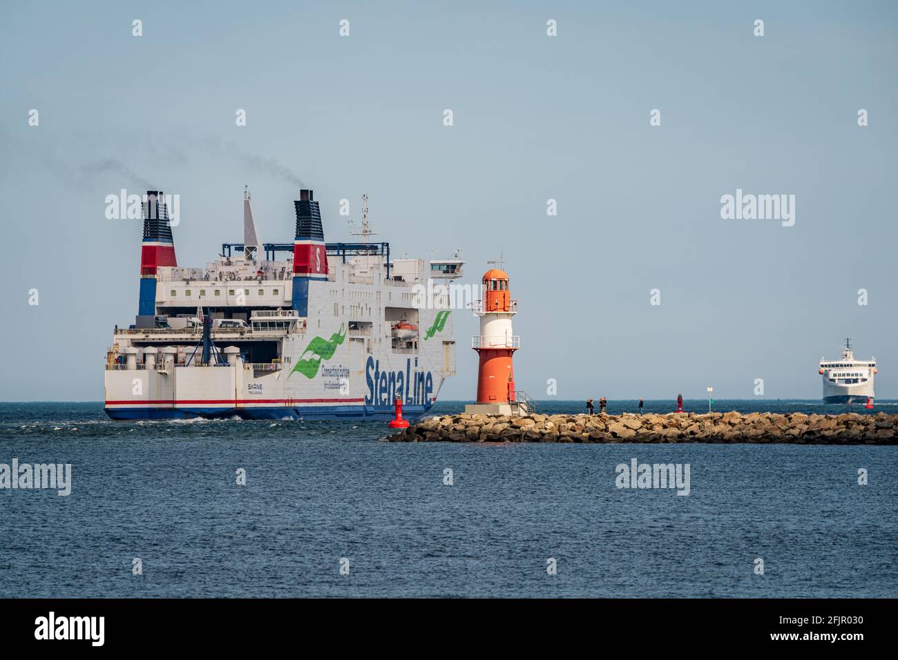 Rostock, Mecklembourg-Poméranie occidentale, Allemagne - 14 juin 2020 : un ferry de la ligne Stena passant le phare de la jetée est à Warnemuende sur la route de T. Banque D'Images