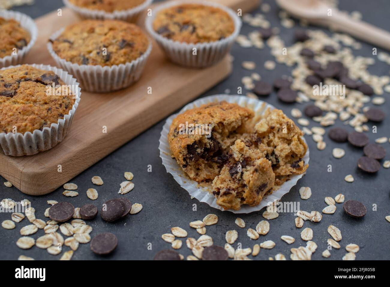 Muffins au grain entier faits maison avec des chips de chocolat Banque D'Images