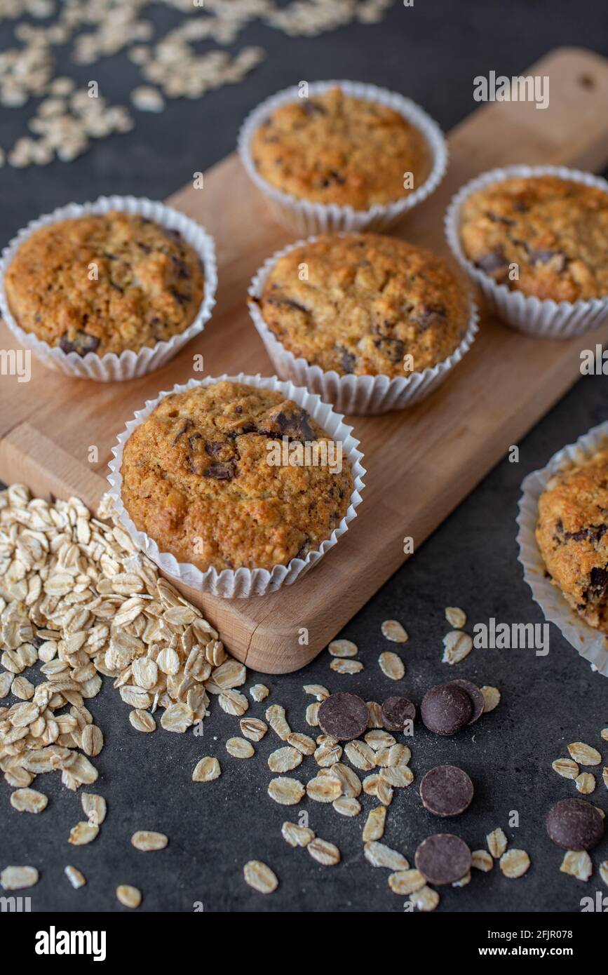Muffins au grain entier faits maison avec des chips de chocolat Banque D'Images