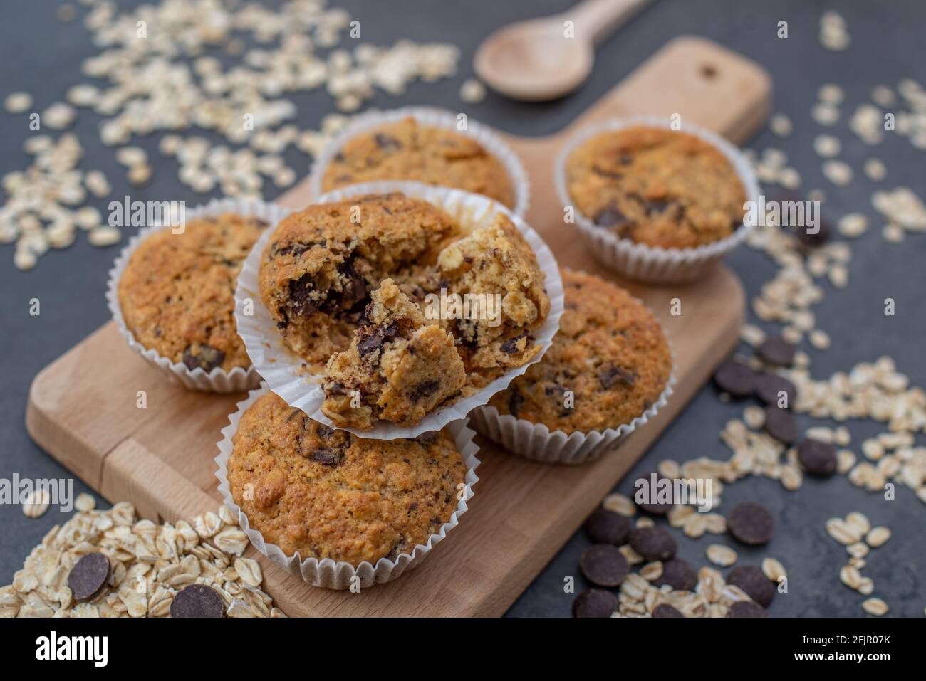 Muffins au grain entier faits maison avec des chips de chocolat Banque D'Images