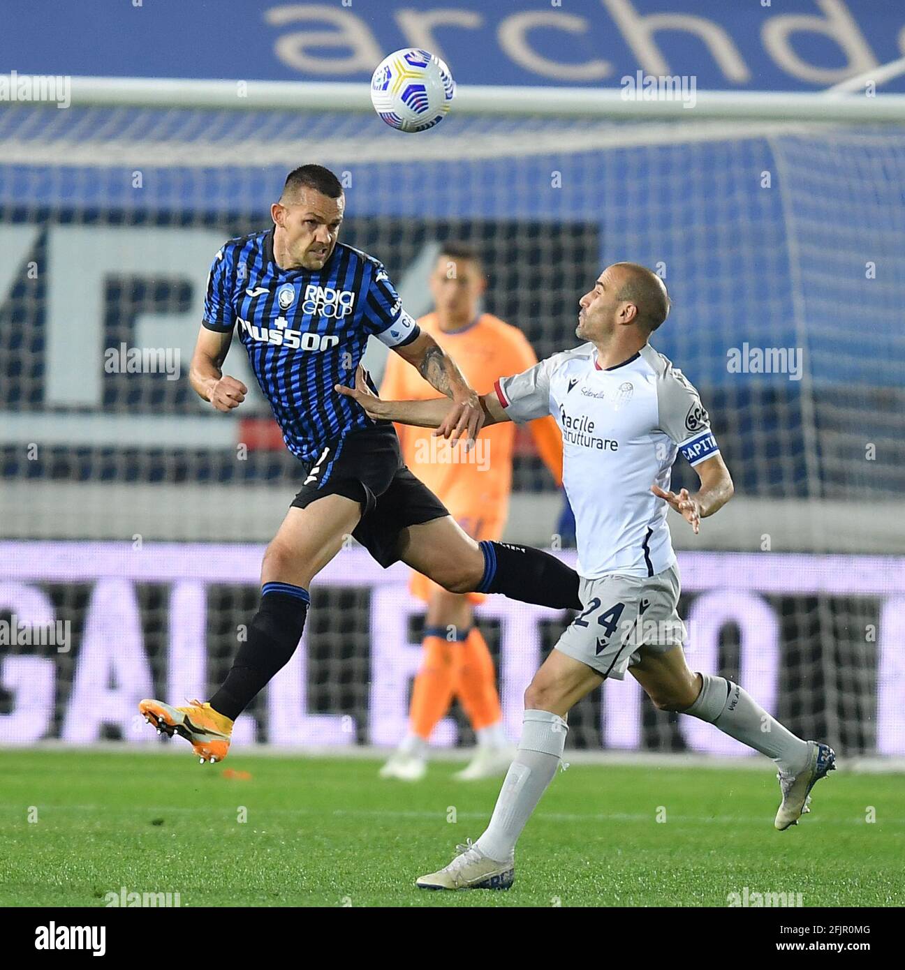 Bergame, Italie. 25 avril 2021. Rafael Toloi (L) d'Atalanta rivalise avec Rodrigo Palacio de Bologne lors d'une série DE matchs de football à Bergame, en Italie, le 25 avril 2021. Credit: Stringer/Xinhua/Alay Live News Banque D'Images