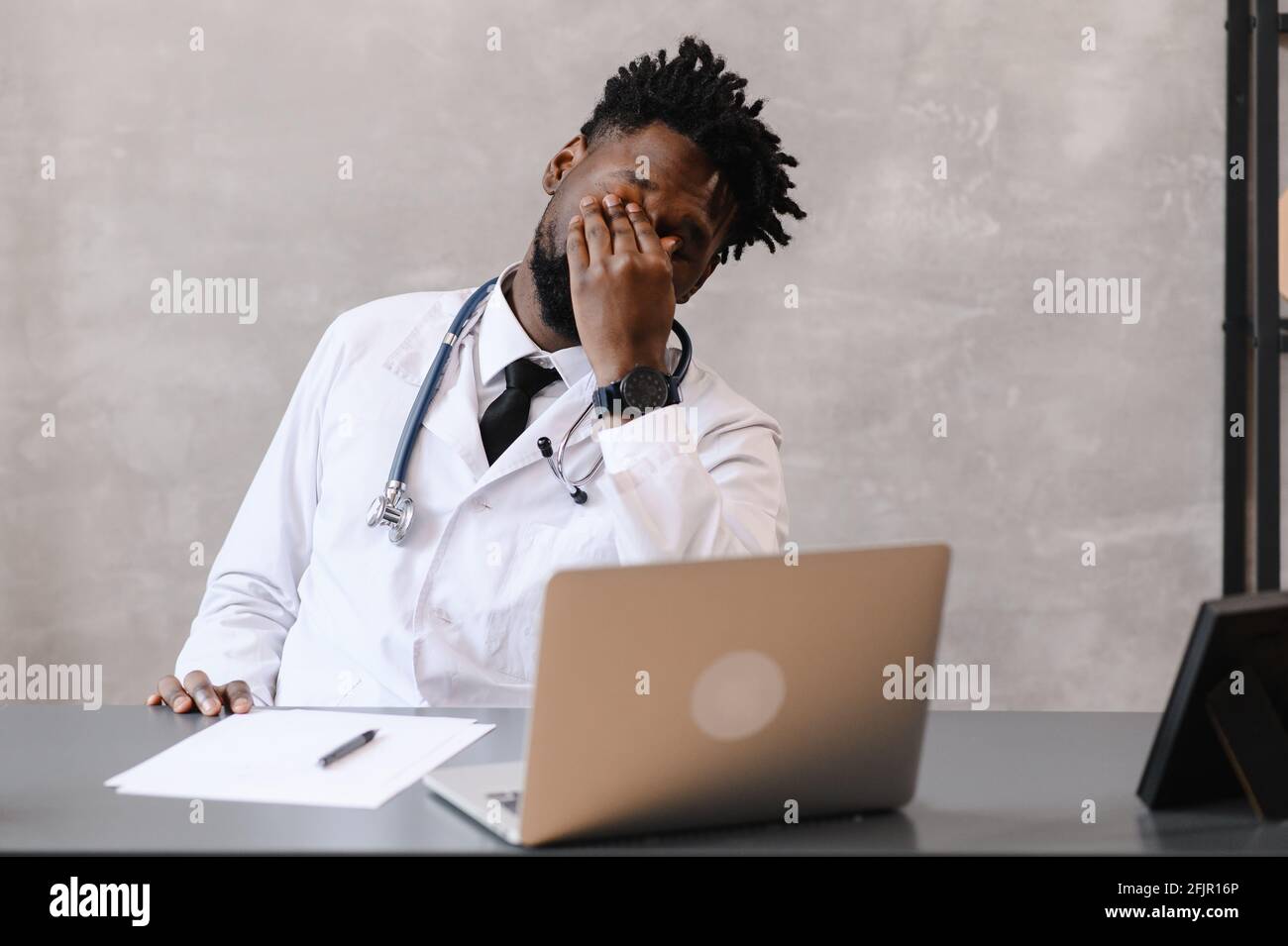 Drôle ennuyé au travail africain américain médecin travailleur s'endormir au bureau, employé dormant au travail près d'un ordinateur portable sentir surtravaillé concept Banque D'Images