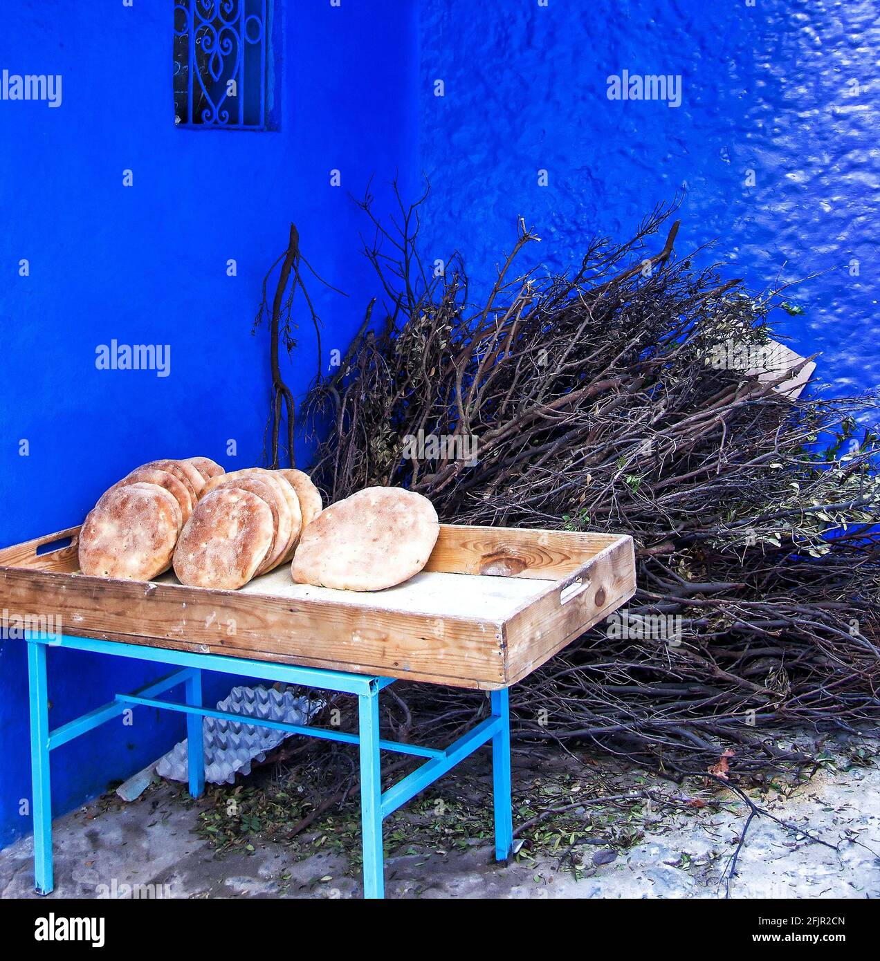 Pain pita sur le plateau vendeur à côté de la boulangerie à Chefchaouen, Maroc Banque D'Images