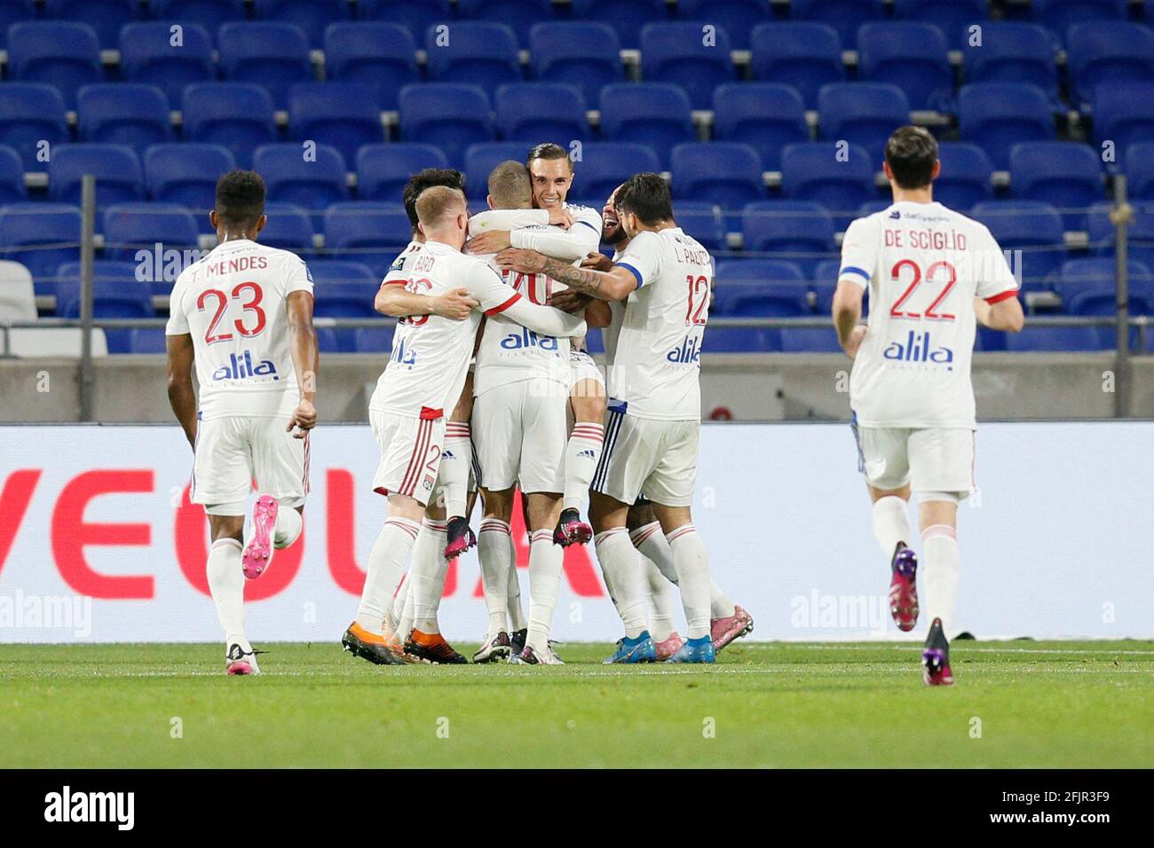 Football football - Ligue 1 - Olympique Lyon vs LOSC - Stade Groupama, Lyon, France - 25 avril 2021 l'Olympique Lyonnais's Islam Slimani célèbre son premier but avec ses coéquipiers. Photo d'Emmanuel Foudrot/ABACAPRESS.COM Banque D'Images