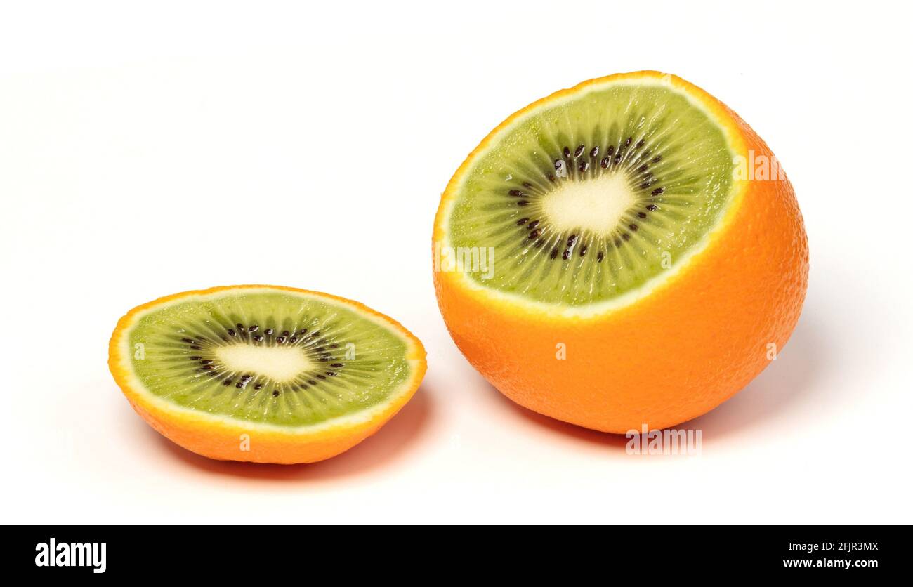 Orange étrange, kiwi à l'intérieur, isolé sur blanc Banque D'Images
