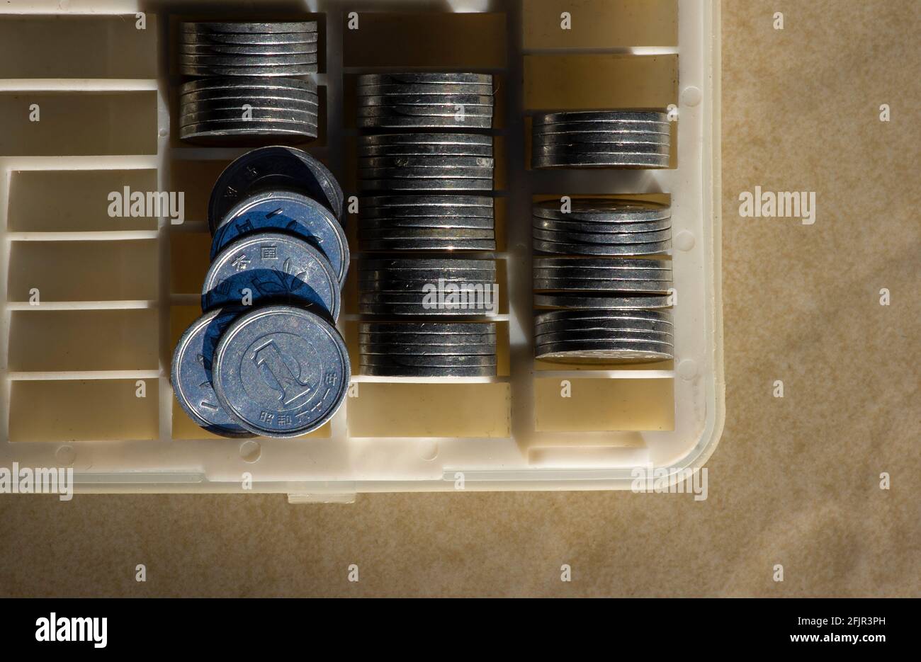 Un yen sur la boîte à monnaie, dans un foyer peu profond. Concept d'économie d'argent, gestion de trésorerie Banque D'Images