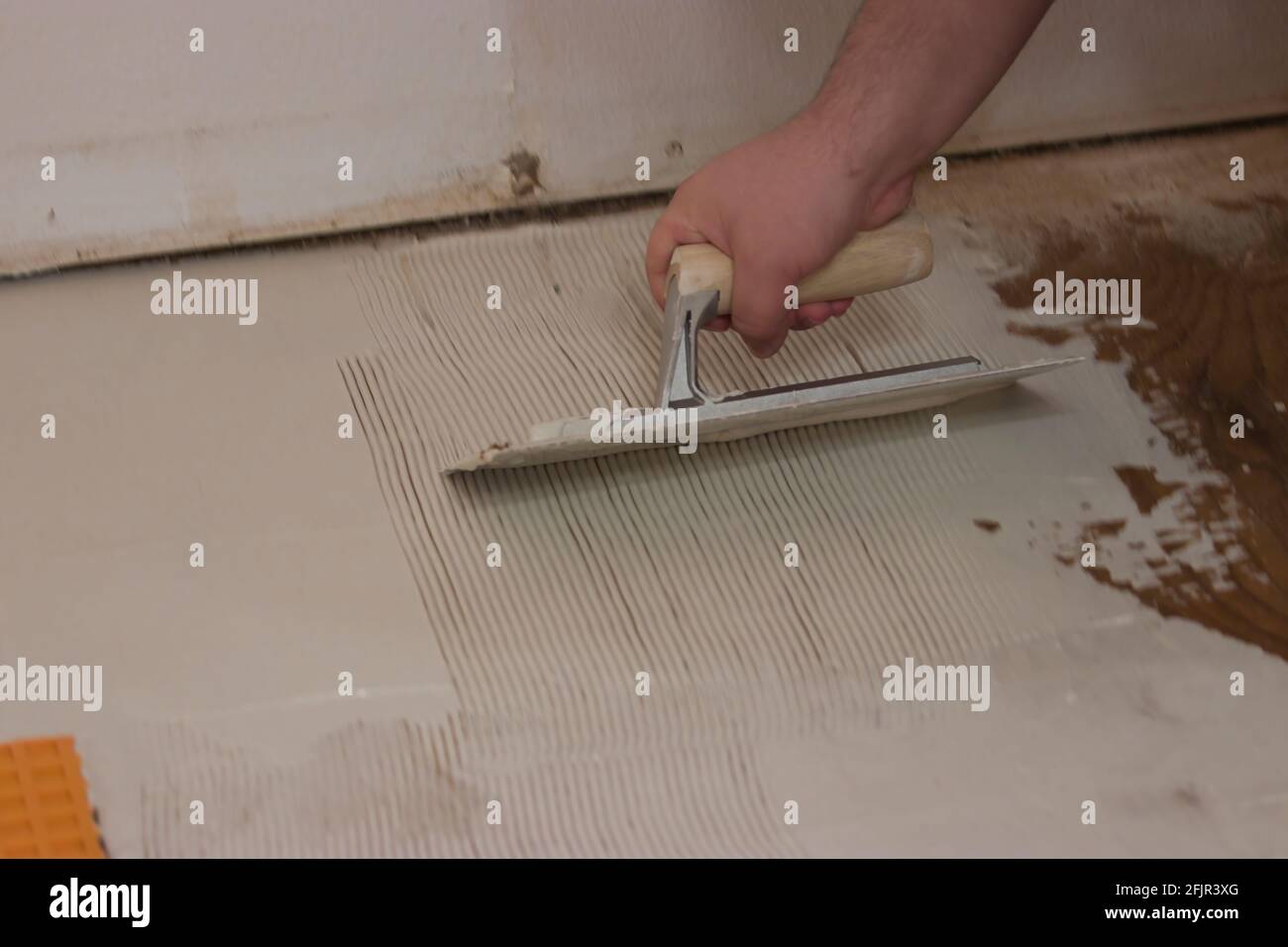 guy utilisant un outil pour lisser le béton sur le sousplancher Photo — free download