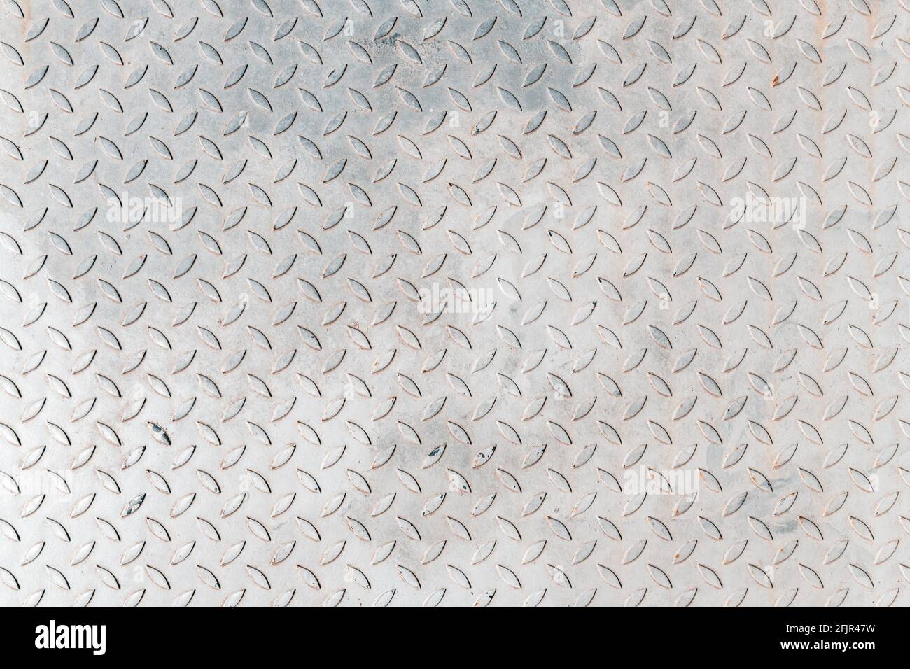 Texture de la surface de la tôle antidérapante comme arrière-plan industriel, motif en losange en relief quadrillé, vue du dessus Banque D'Images