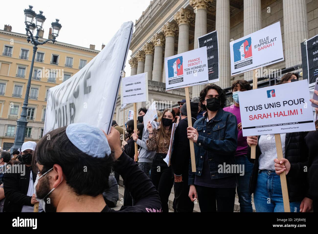 Lyon (France), 25 avril 2021. Environ 800 personnes se sont rassemblées devant le palais de justice de 24 colonnes à Lyon pour demander justice à Sarah Halimi. Banque D'Images